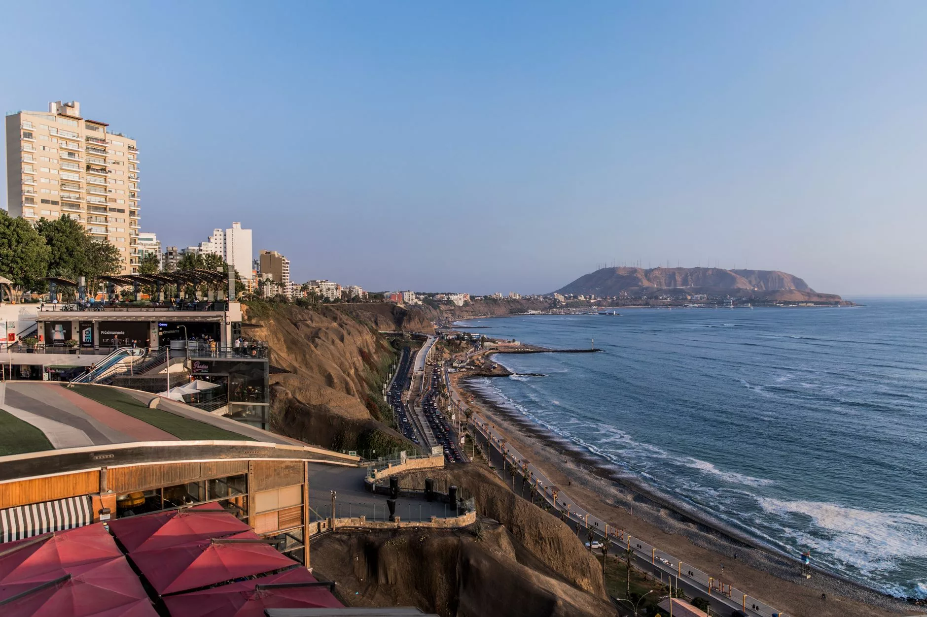 Huaca Pucllana antik kerpiç piramidi ve modern Miraflores yapıları