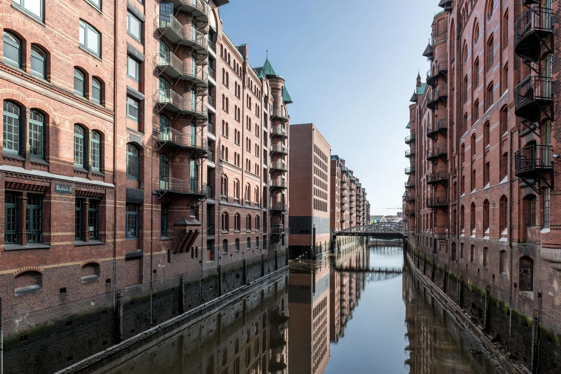 Hamburg Speicherstadt kanalları ve tarihi kırmızı tuğlalı depolar