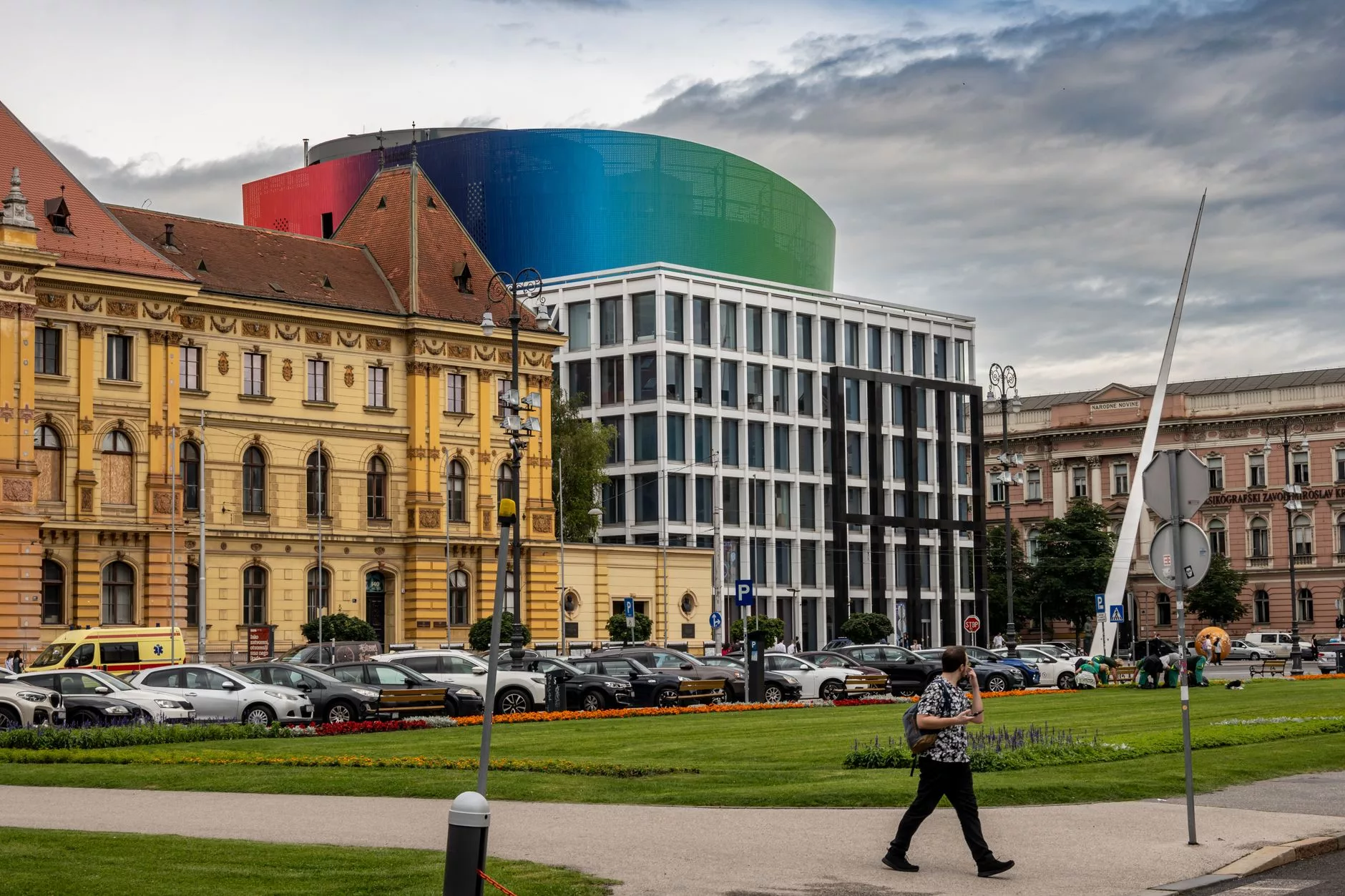 Zagreb Katedrali'nin önünde güneşli bir günde yürüyen turistler