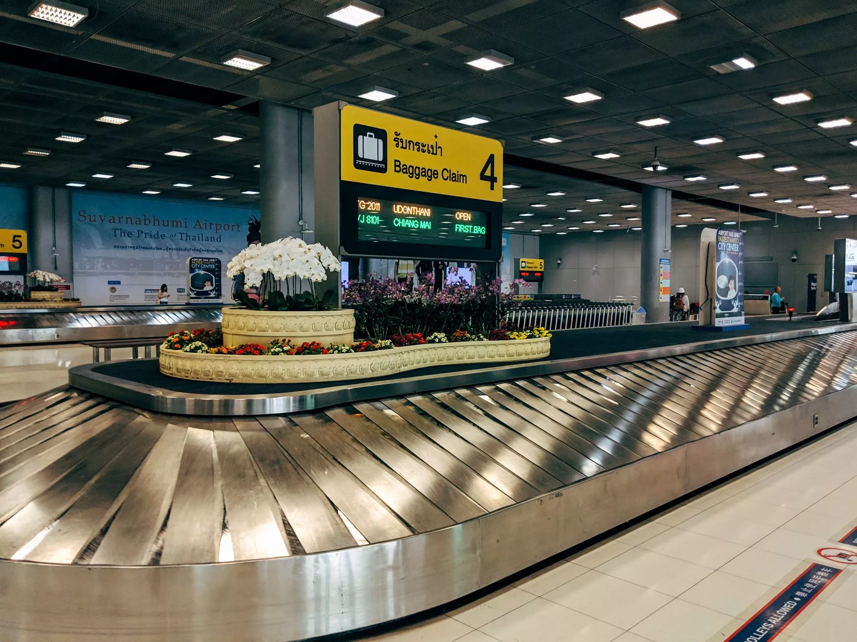 Suvarnabhumi Havalimanı dış hatlar gelen yolcu salonu önü
