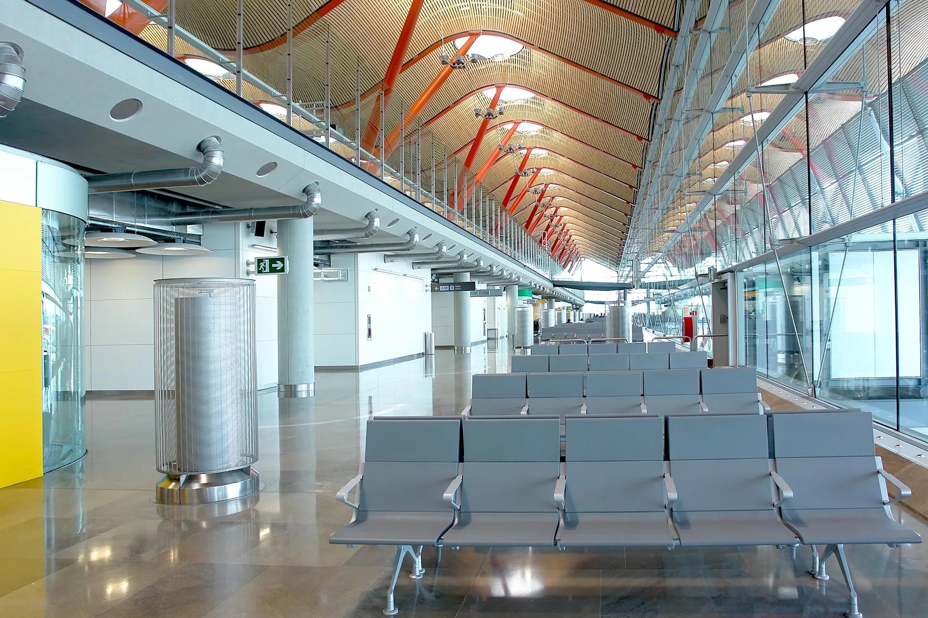 Madrid Barajas havalimanı pisti ve iniş yapan uçak