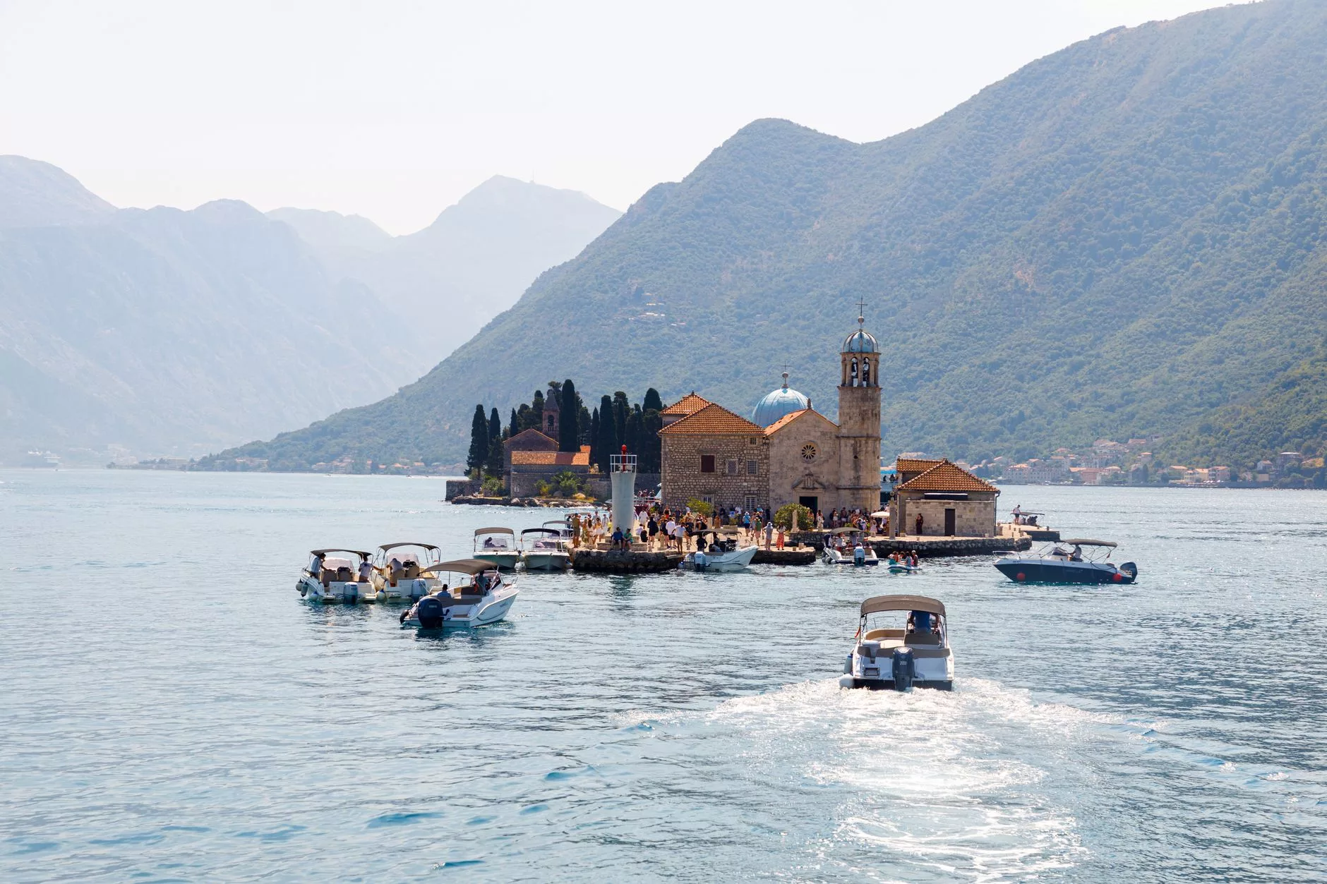 Perast kıyısındaki tarihi taş evler ve ada kilisesi