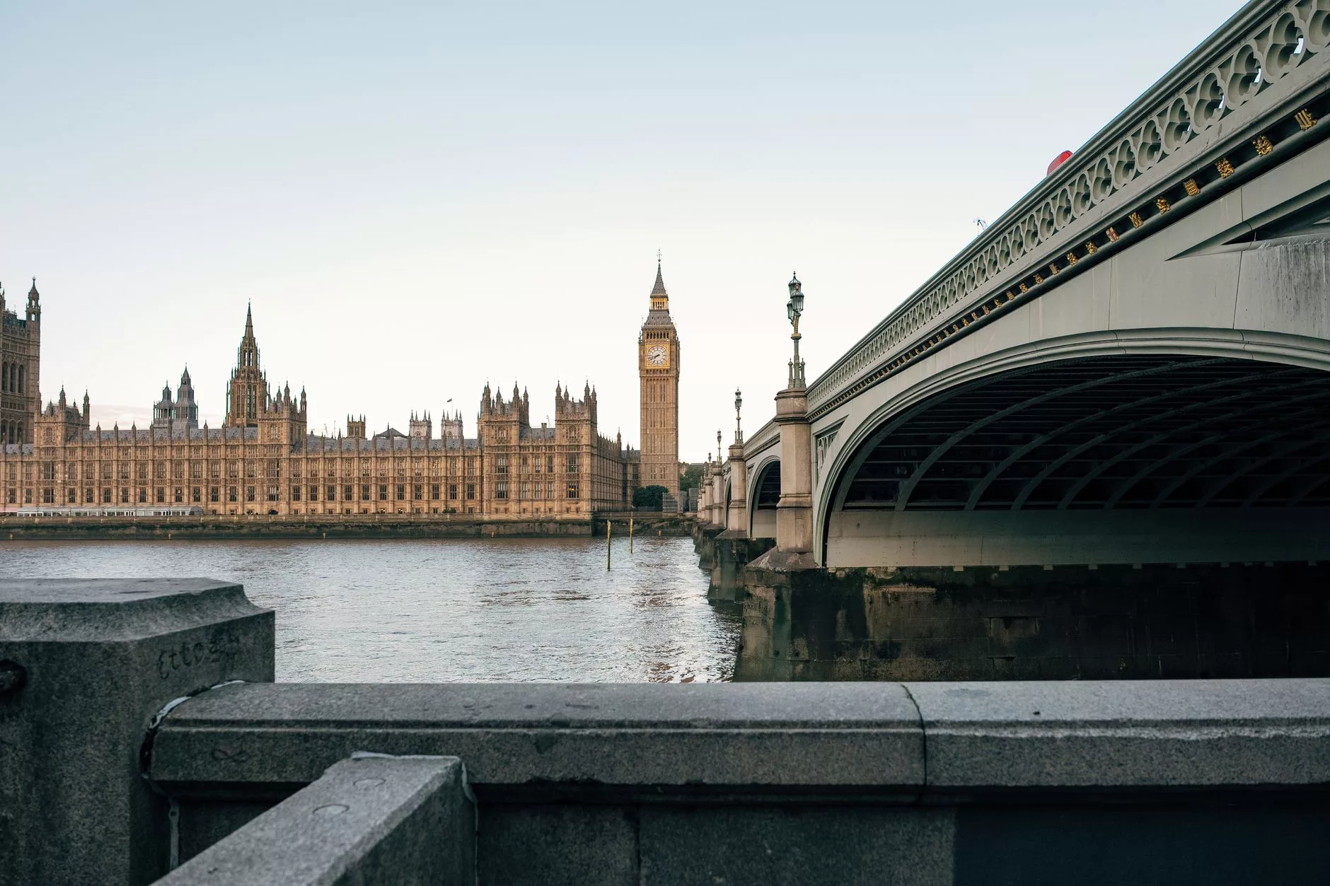 Londra – ikonik kırmızı otobüslerin geçtiği Westminster köprüsü ve arka planda Big Ben