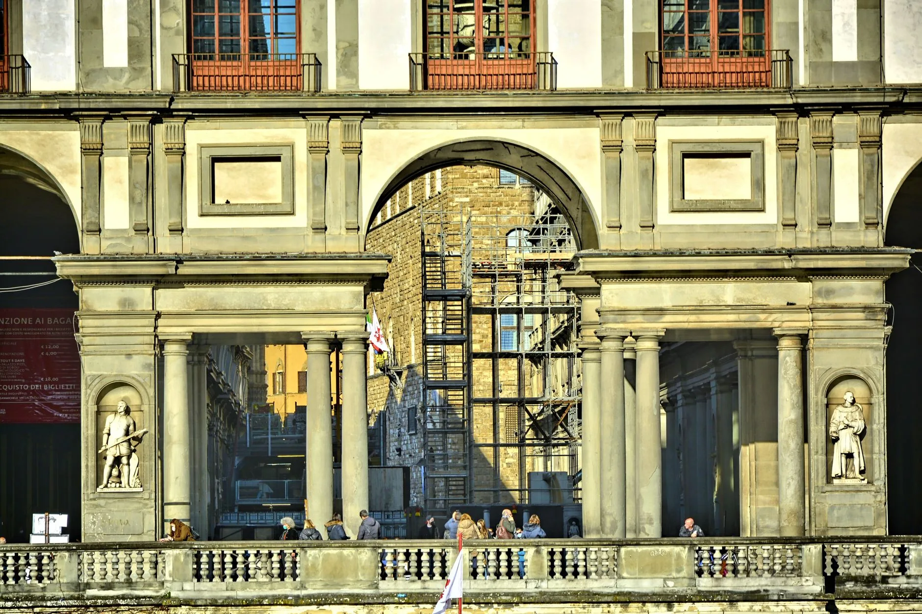 Uffizi Müzesi girişinde saat
