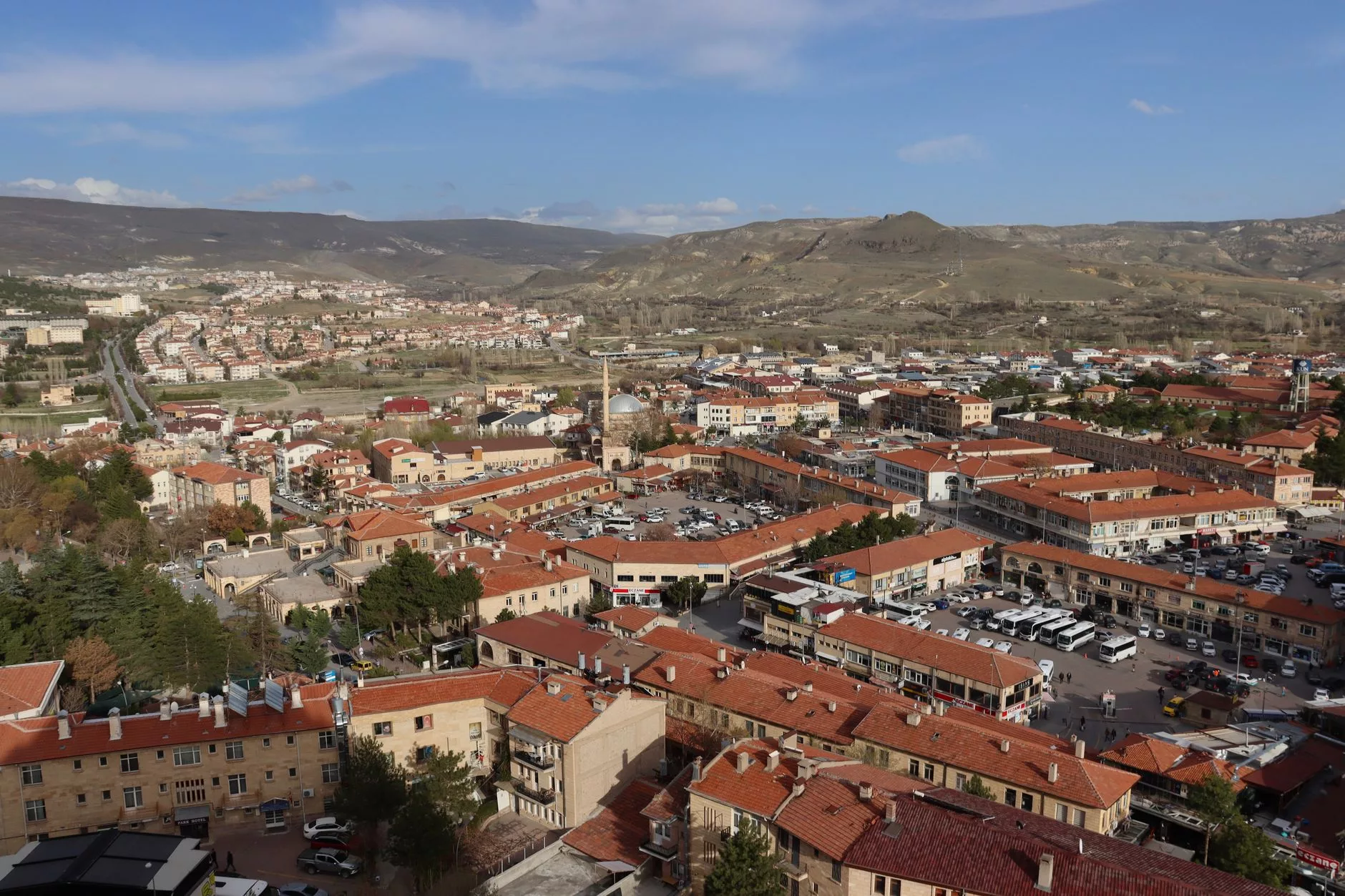 Bükreş'in tarihi mimarisini yansıtan bir cadde ve çevresi
