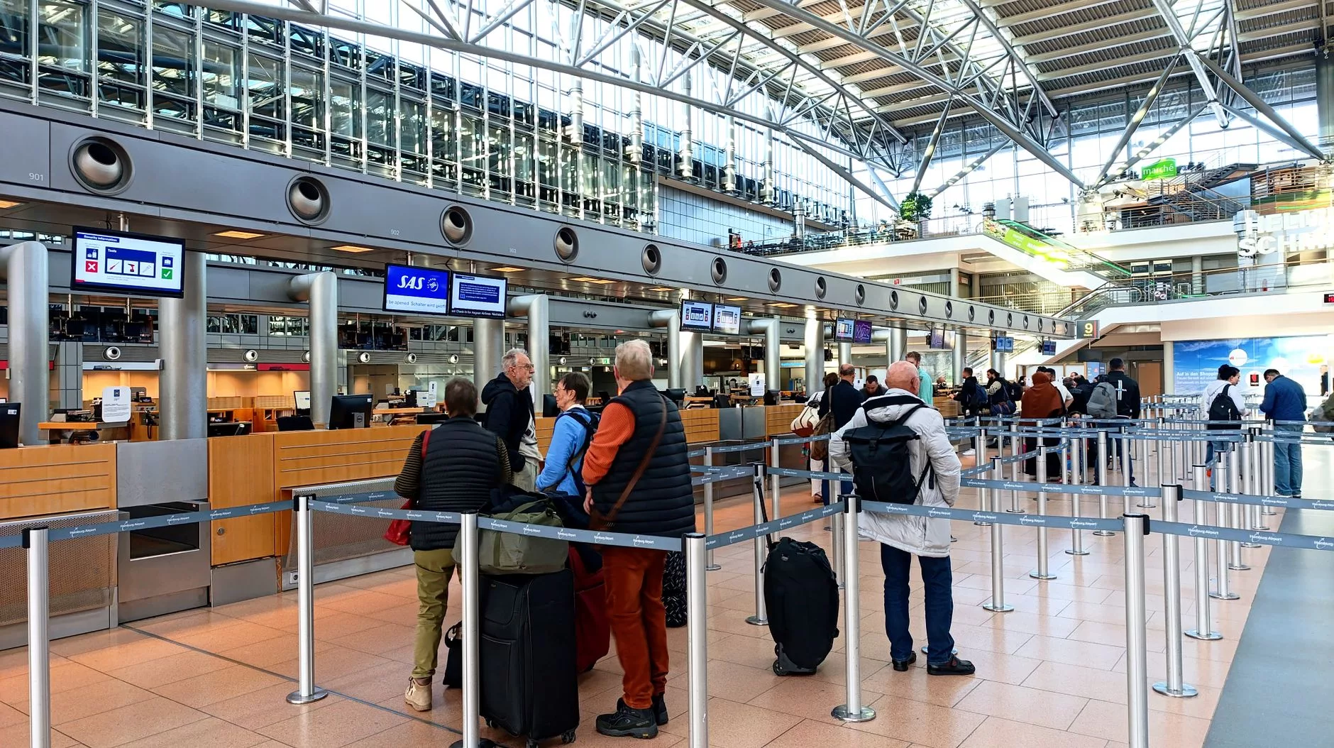 havaalanında pasaport kontrolü ve seyahat belgelerini düzenleyen bir gezgin