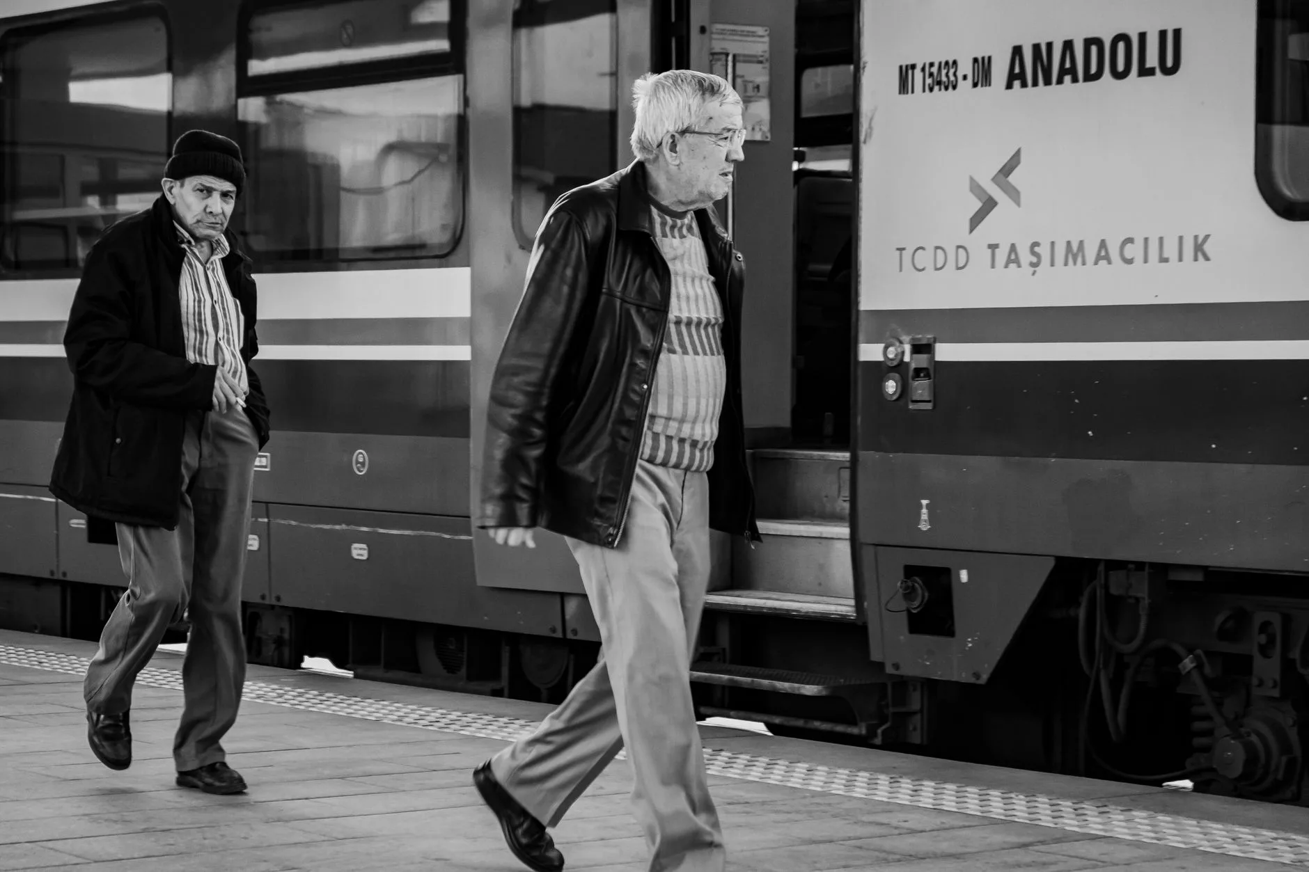 Trenin bagaj rafına bavul yerleştiren biri
