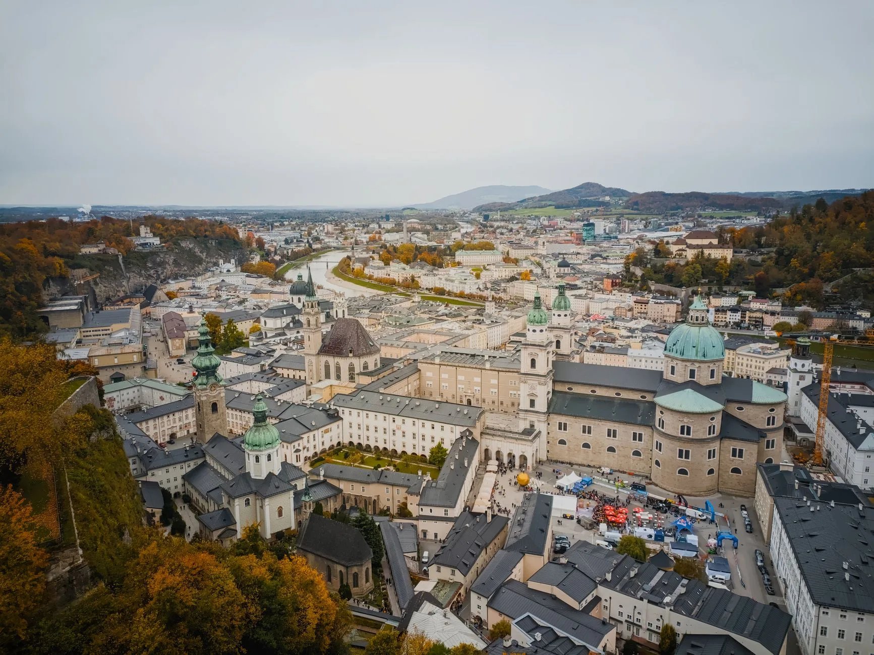Salzburg Hohensalzburg Kalesi ve şehir merkezi genel görünümü