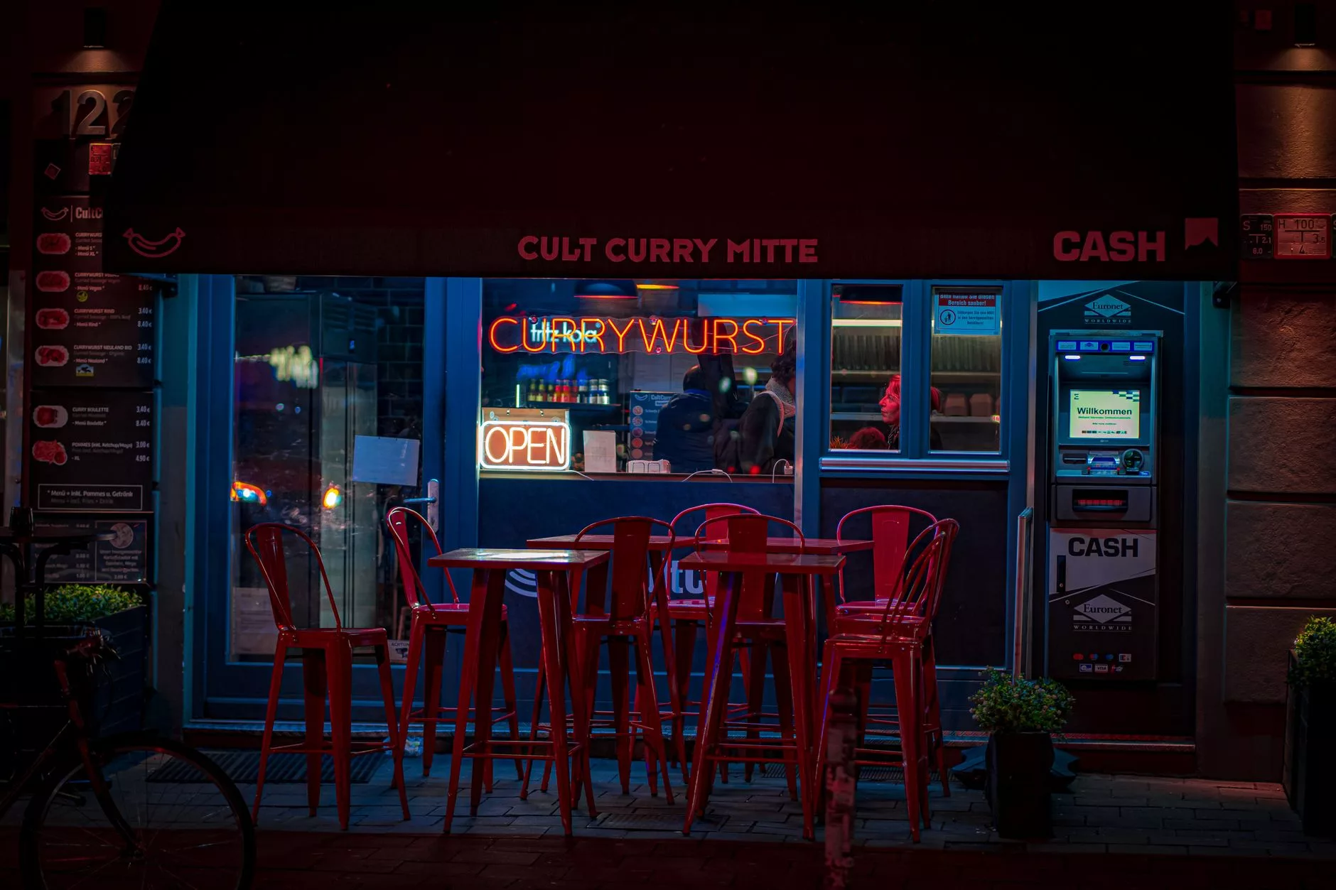 Kreuzberg semtinde kalabalık bir sokak arası Currywurst büfesi