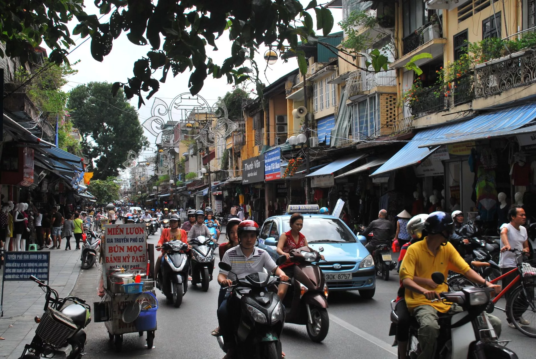 Hanoi Old Quarter sokaklarında trafik ve hareketlilik
