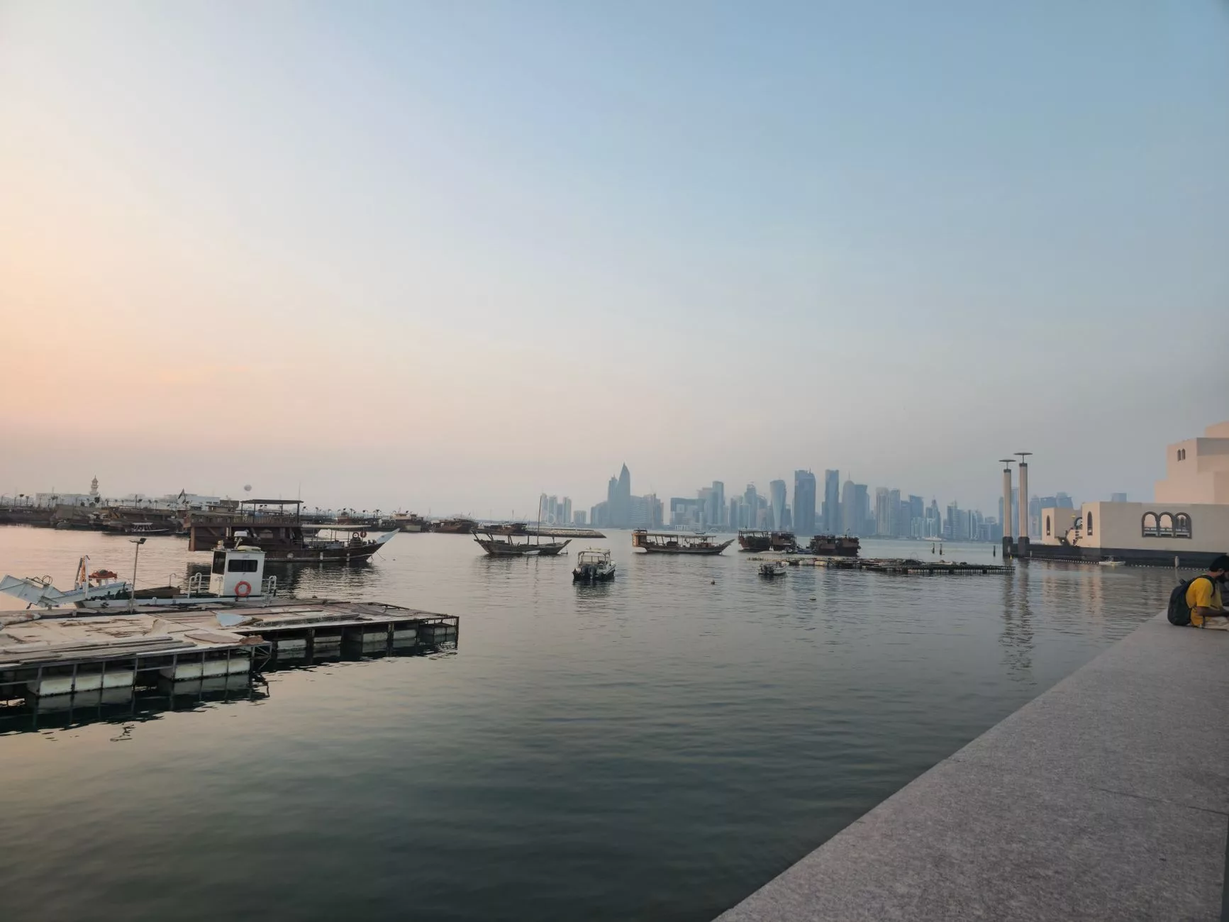 Doha Corniche sahil şeridinde sakin bir öğleden sonra yürüyüşü