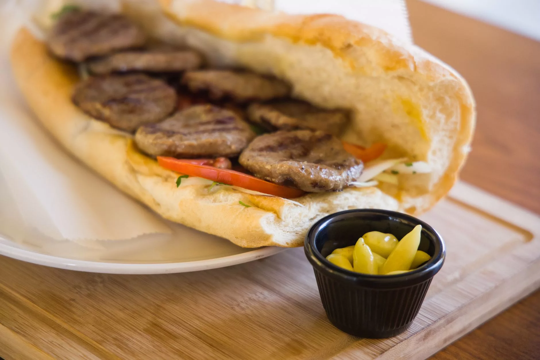 Saraybosna'nın meşhur ćevapi porsiyonu soğan ve somun ekmekle