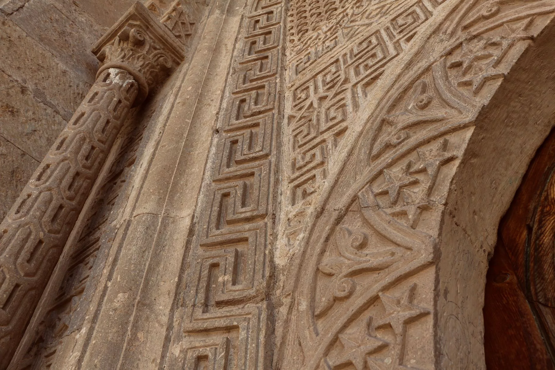Bükreş Stavropoleos Manastırı iç avlusu ve detaylı taş oymaları
