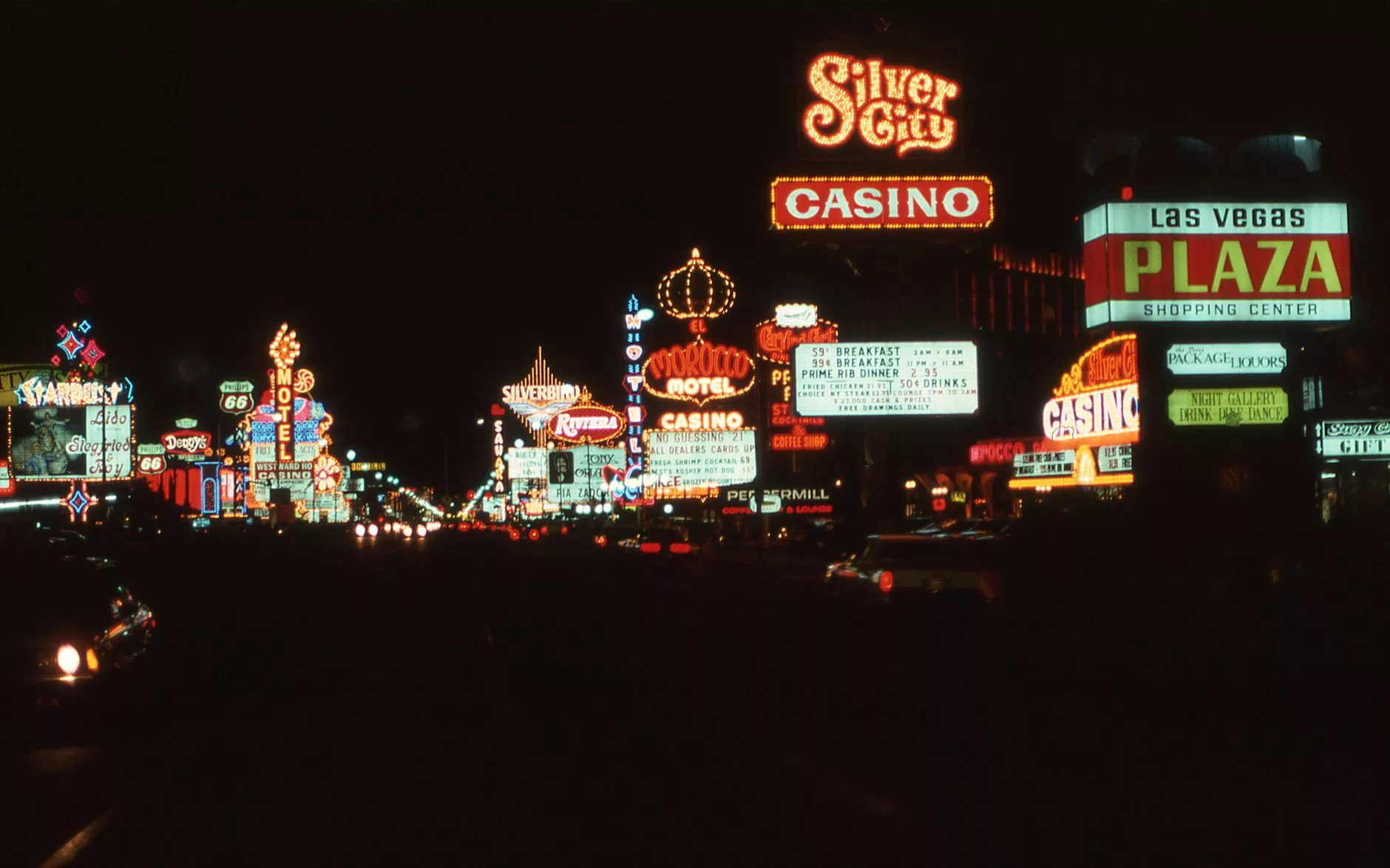 Las Vegas Strip cadde görünümü ve neon tabelalar