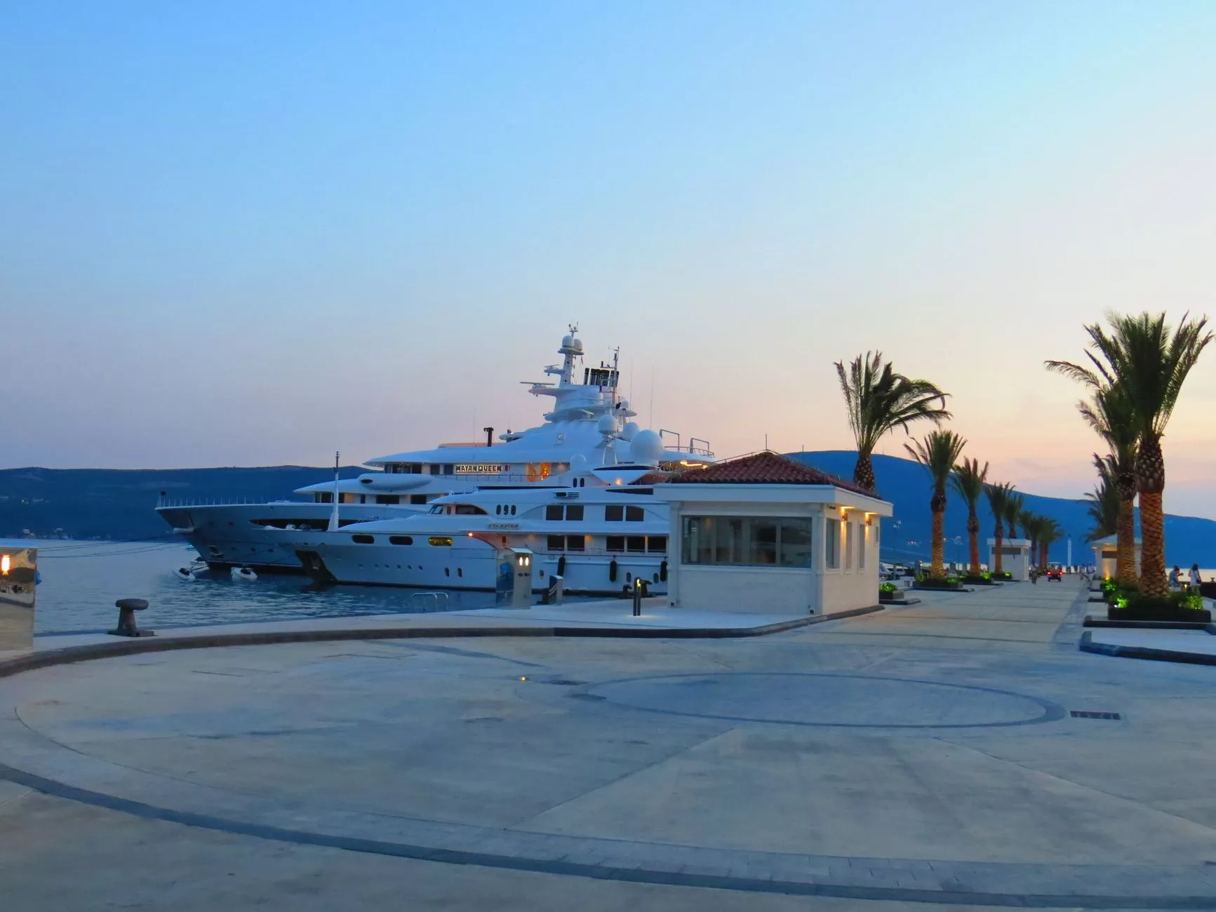 Tivat Karadağ sahilinde lüks yatların demirlediği Porto Montenegro marinası ve çevresindeki modern kafeler