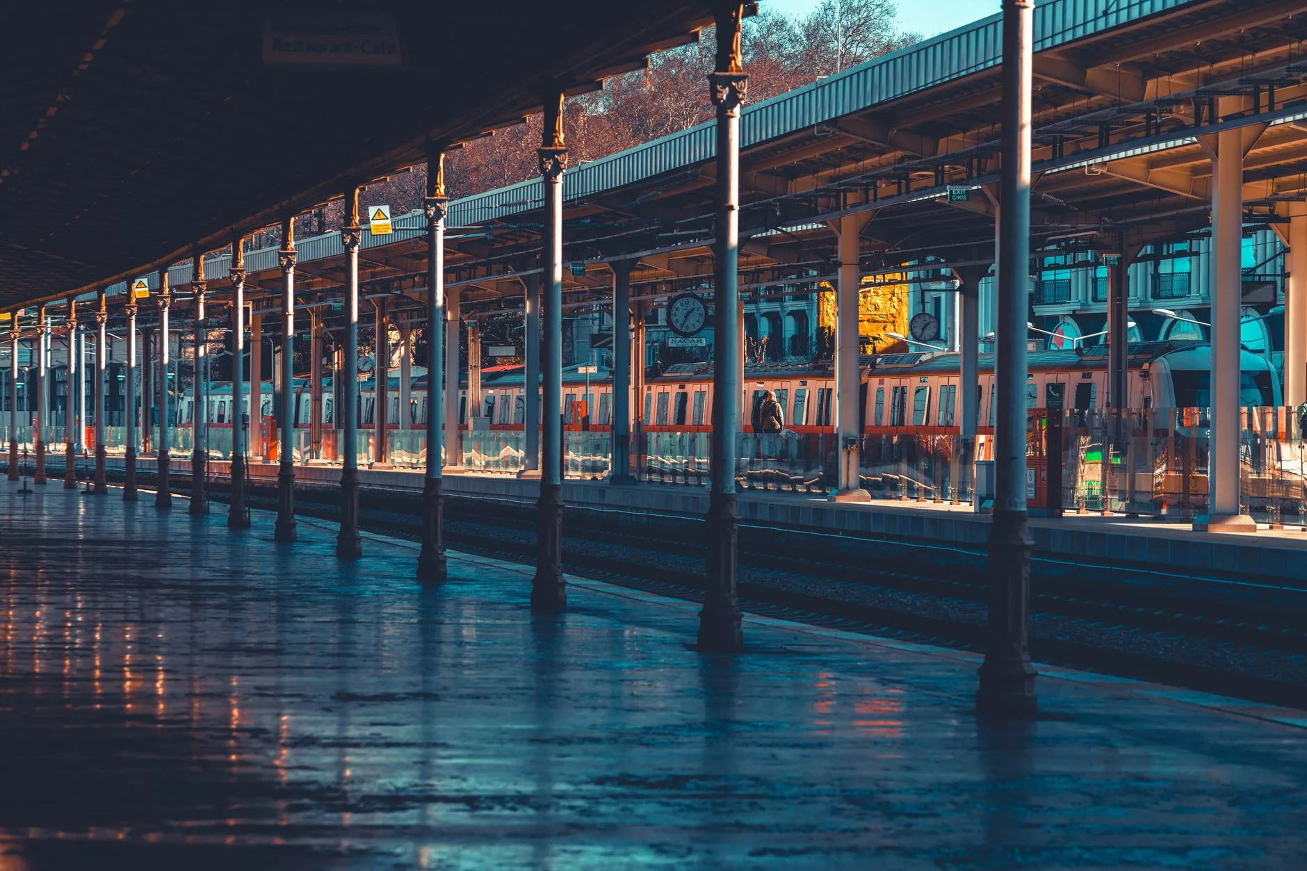karlı bir tren yolu manzarası