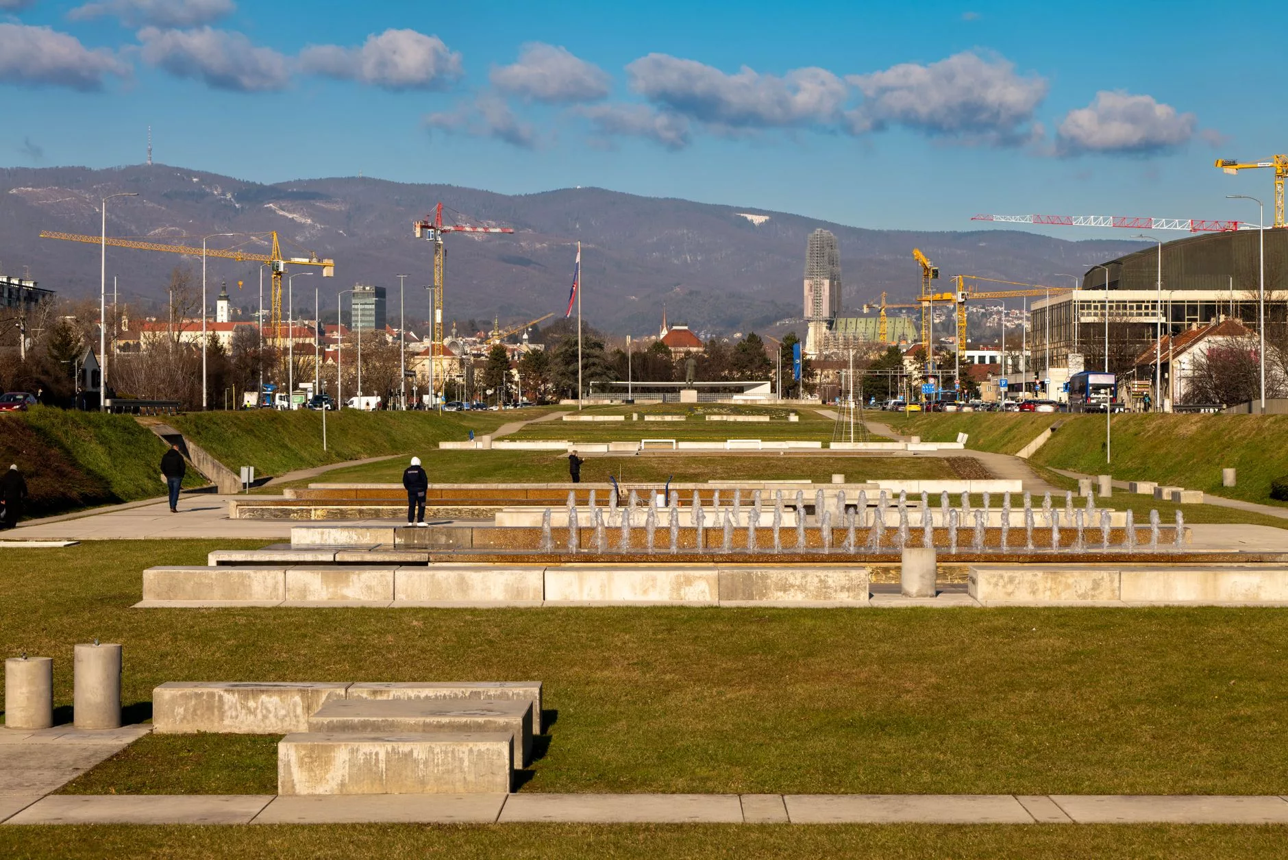 Zagreb Katedrali'nin neo-gotik kuleleri ve çevresindeki park manzarası