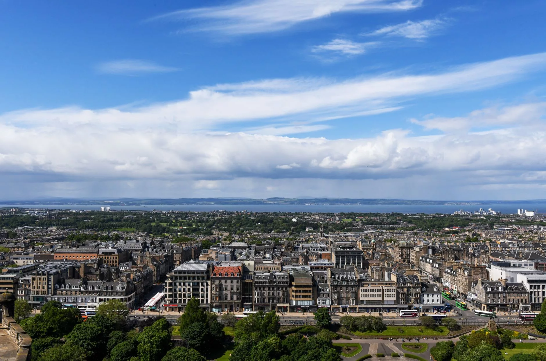 Edinburgh Kalesi'nin surlarından panoramik şehir manzarası