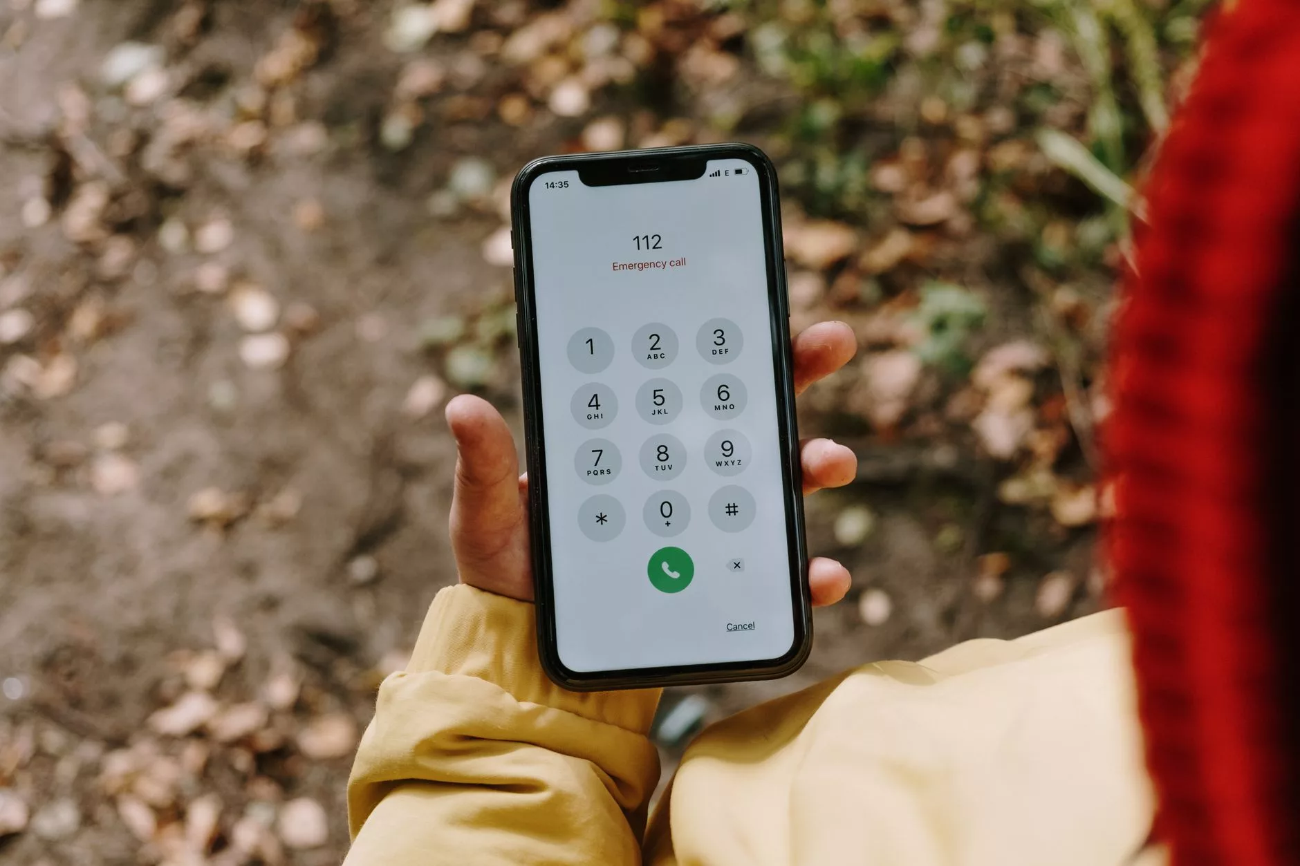 bir telefon ekranında 112 numarası kaydedilmiş