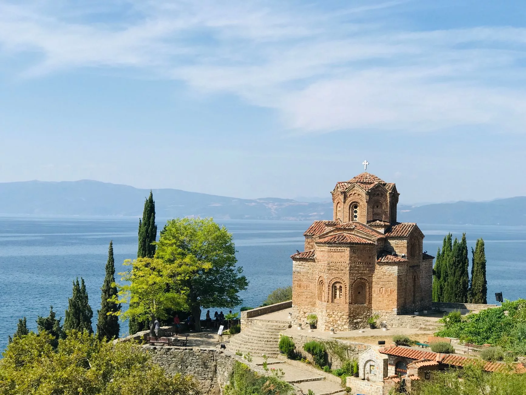 Ohrid Gölü kıyısında Aziz Yuhanna Kaneo Kilisesi'nin panoramik manzarası