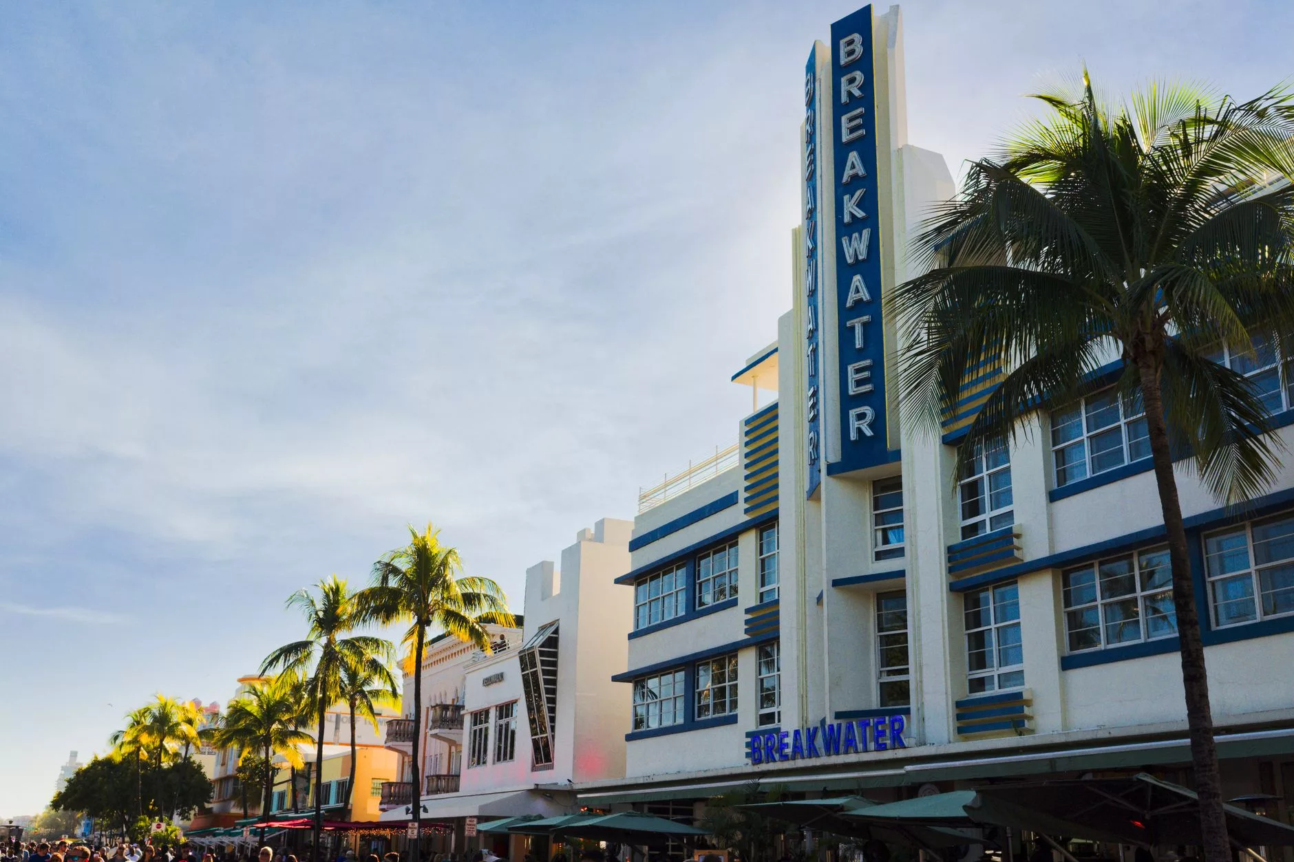 Miami South Beach sahil seridi ve pastel tonlu Art Deco binalar