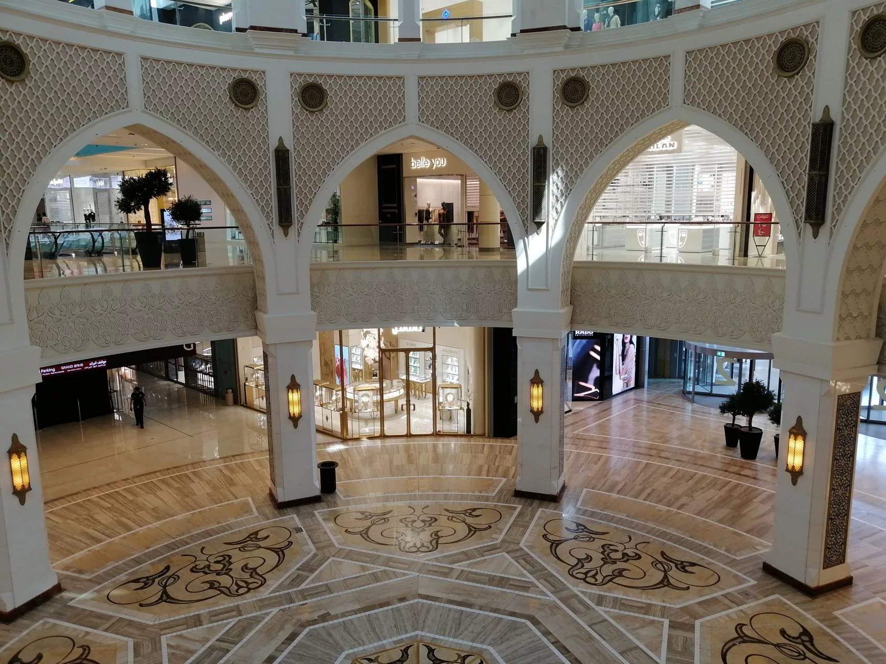 Dubai - Modern alışveriş merkezinde şık bir vitrin