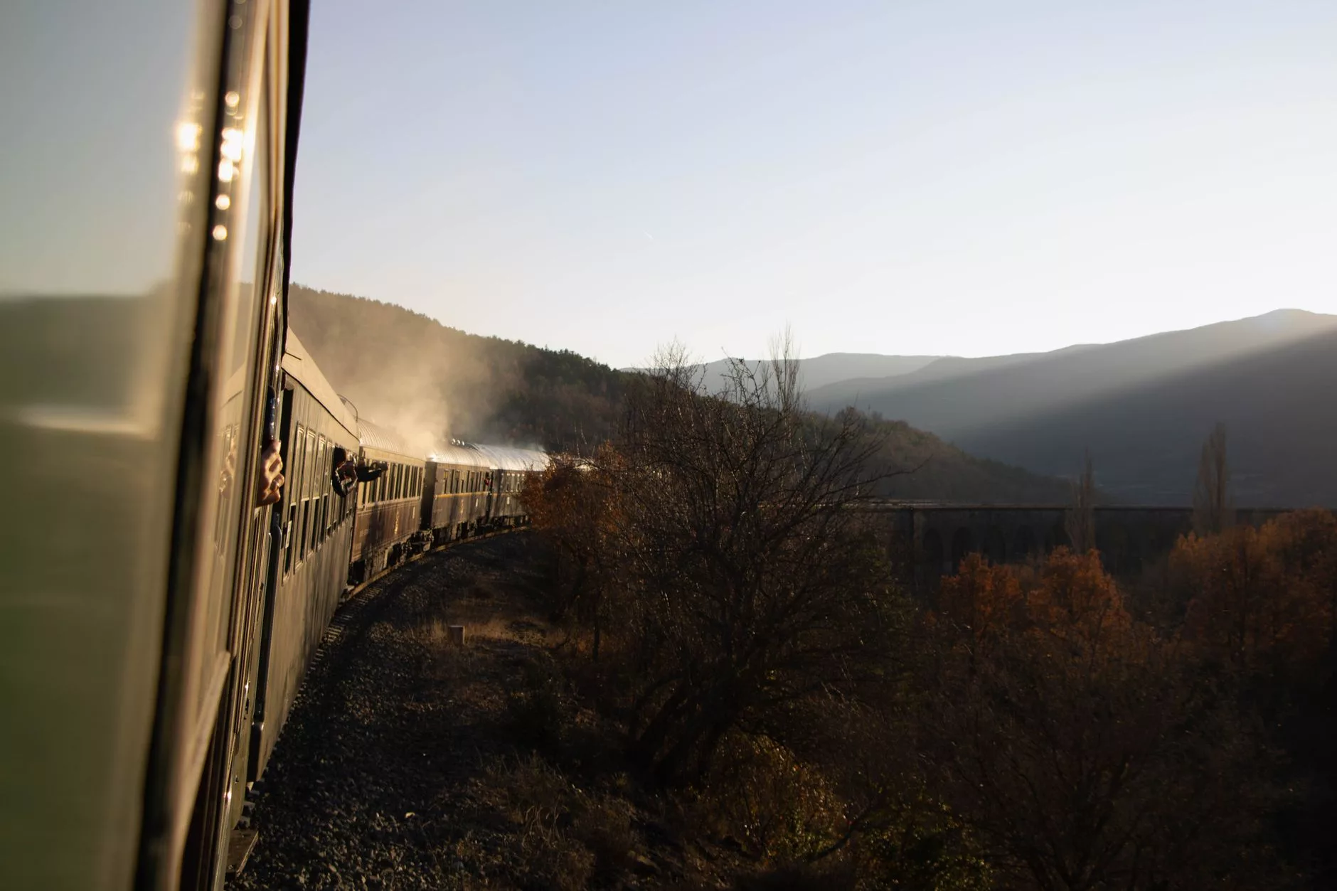 Tren penceresinden görünen dağ manzarası