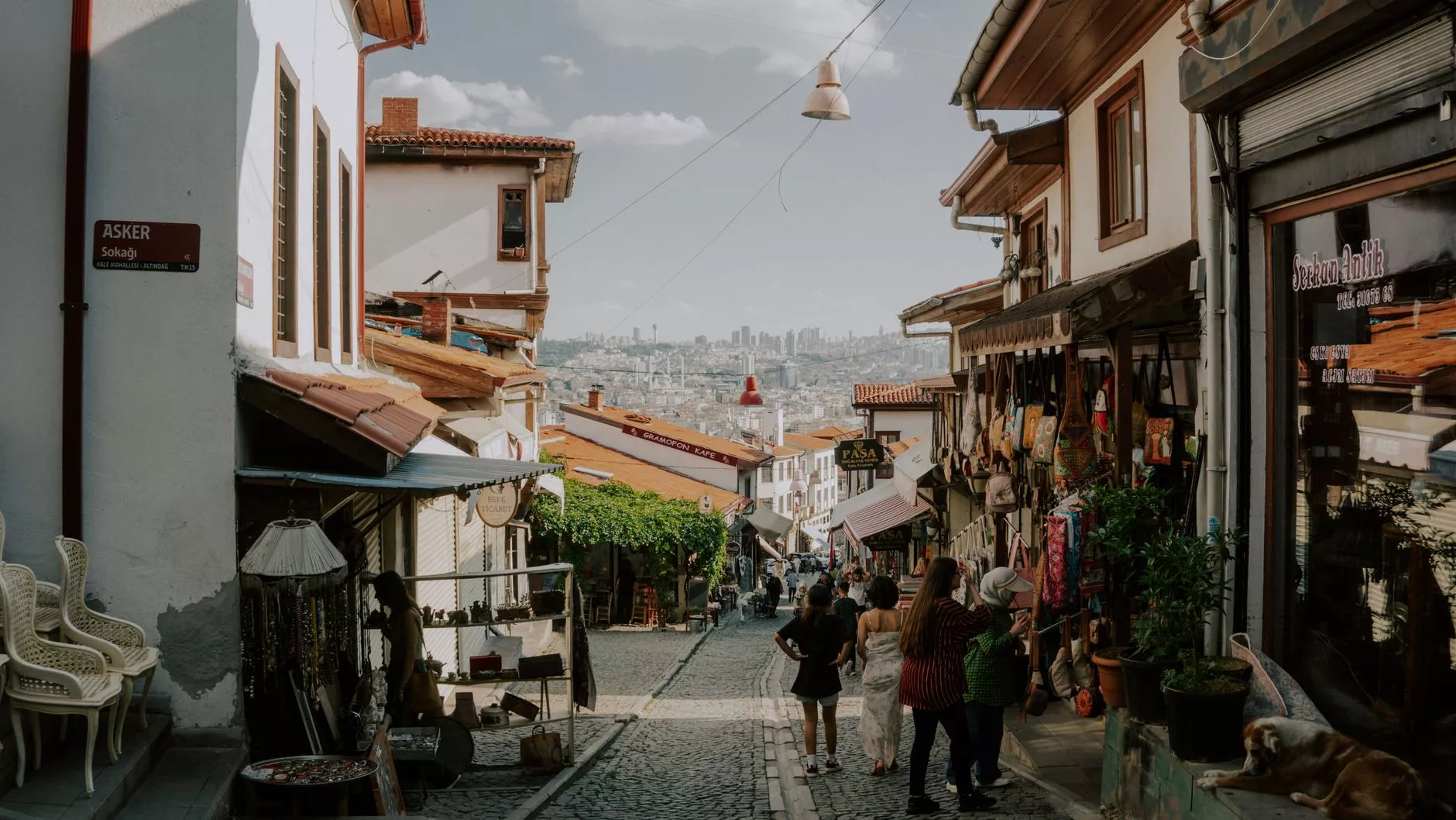 Yerel bir sokak lezzetini tadan ve çevresindeki insanlarla etkileşime giren bir gezgin