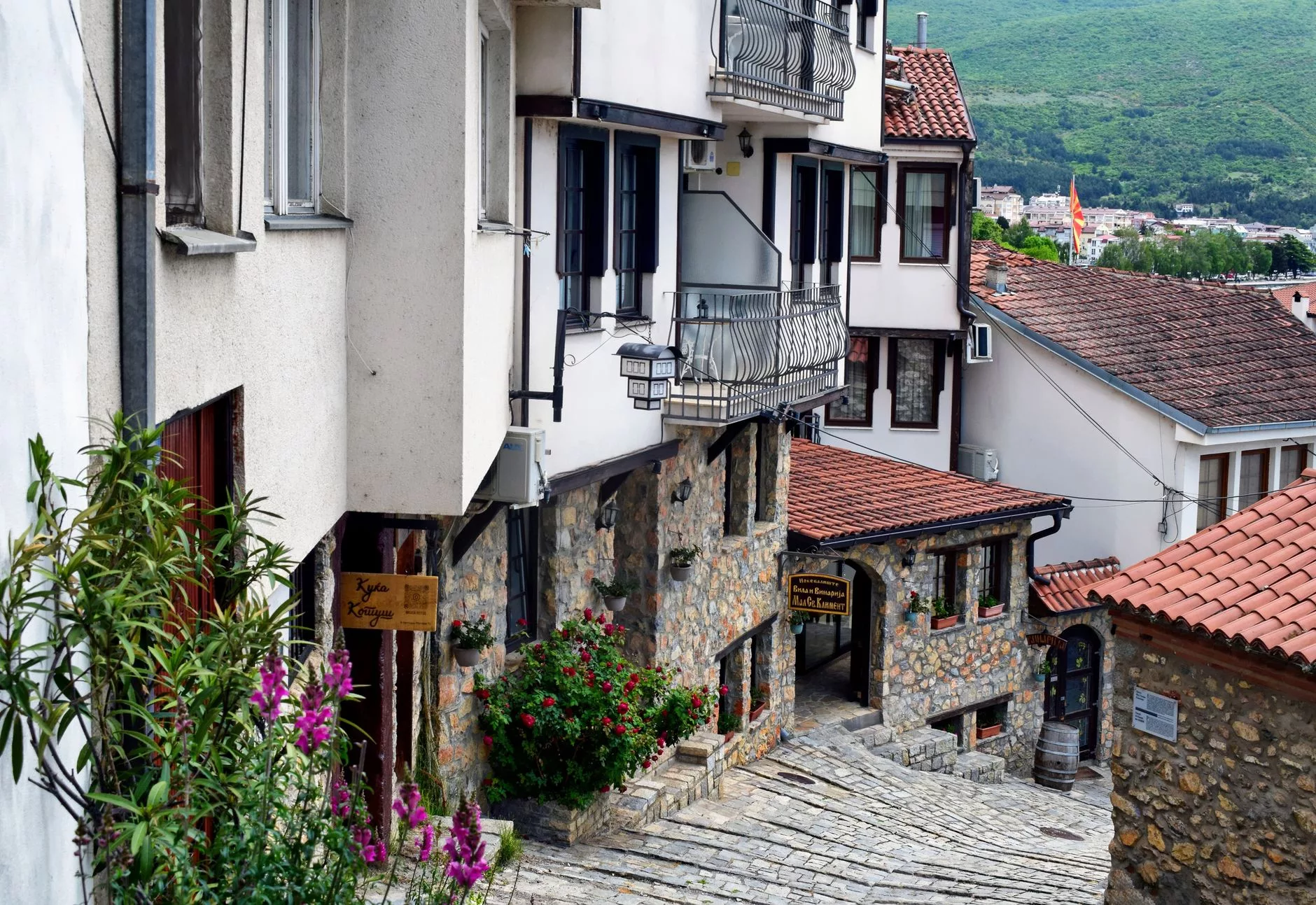 Ohrid + geleneksel evlerin yer aldığı sokak