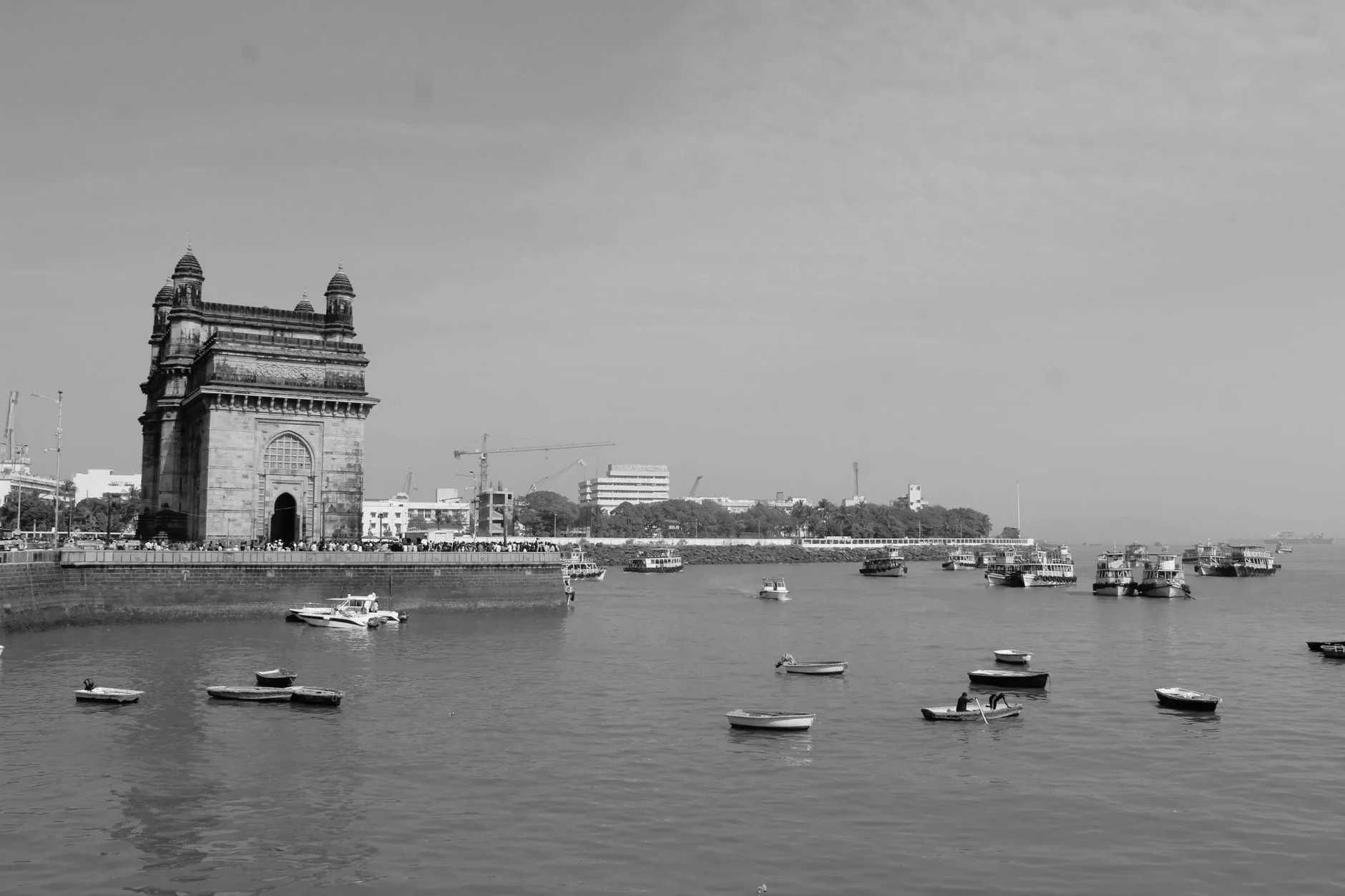 Mumbai Gateway of India ve liman manzarası