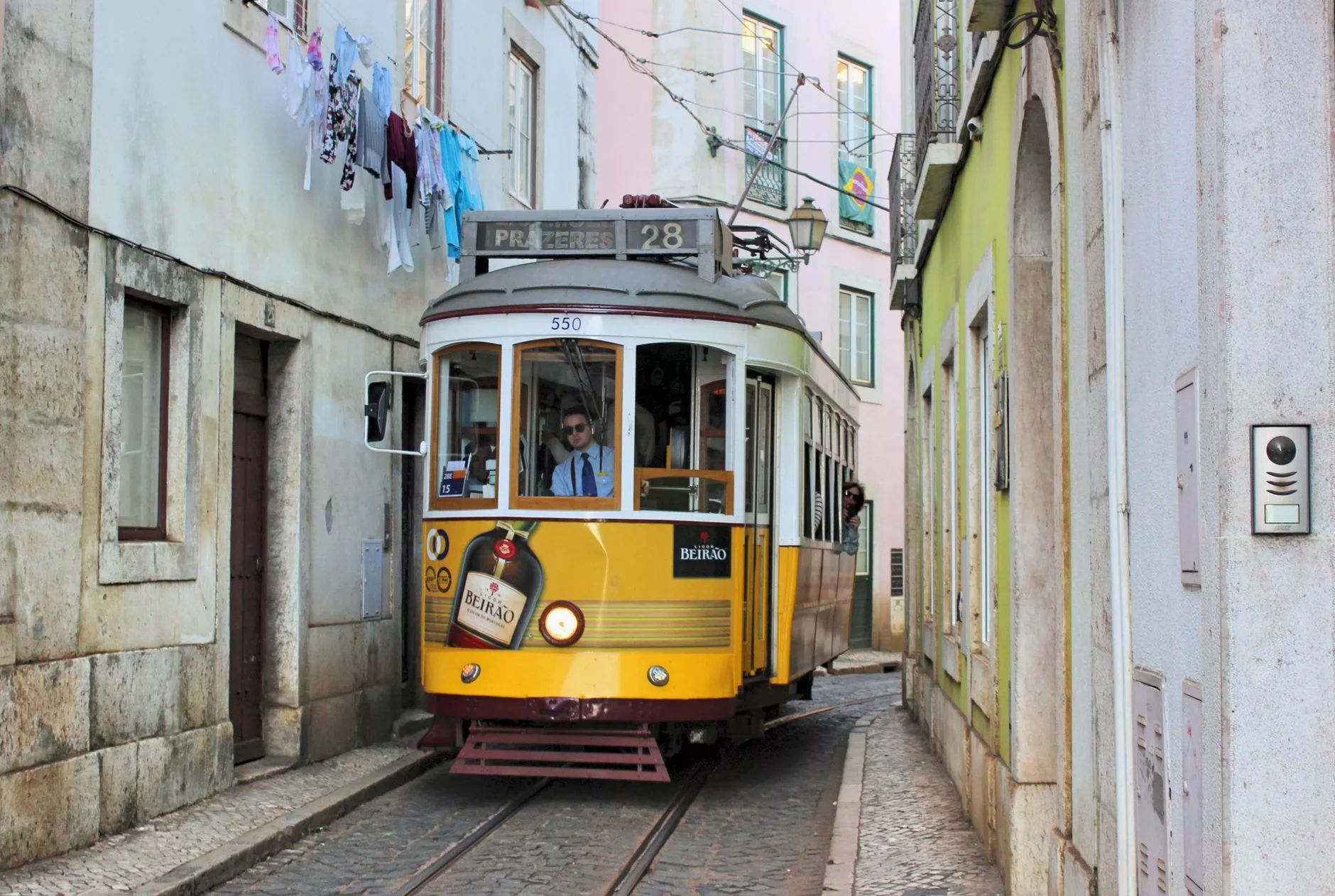 Lizbon Alfama bolgesi ve sari tramvay hatti