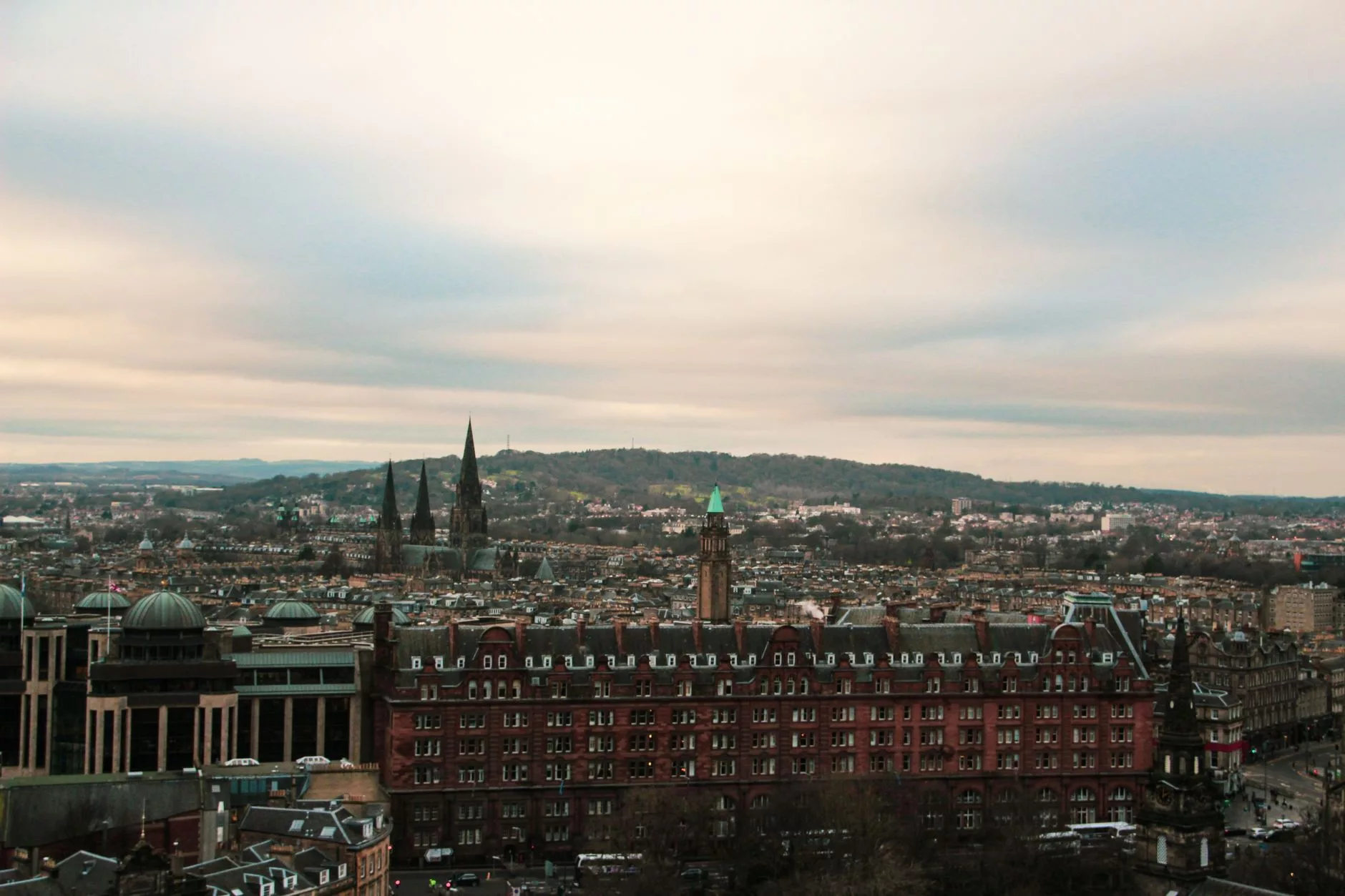 Edinburgh Kalesi'nin surlarından görünen tarihi şehir manzarası ve sisli gökyüzü