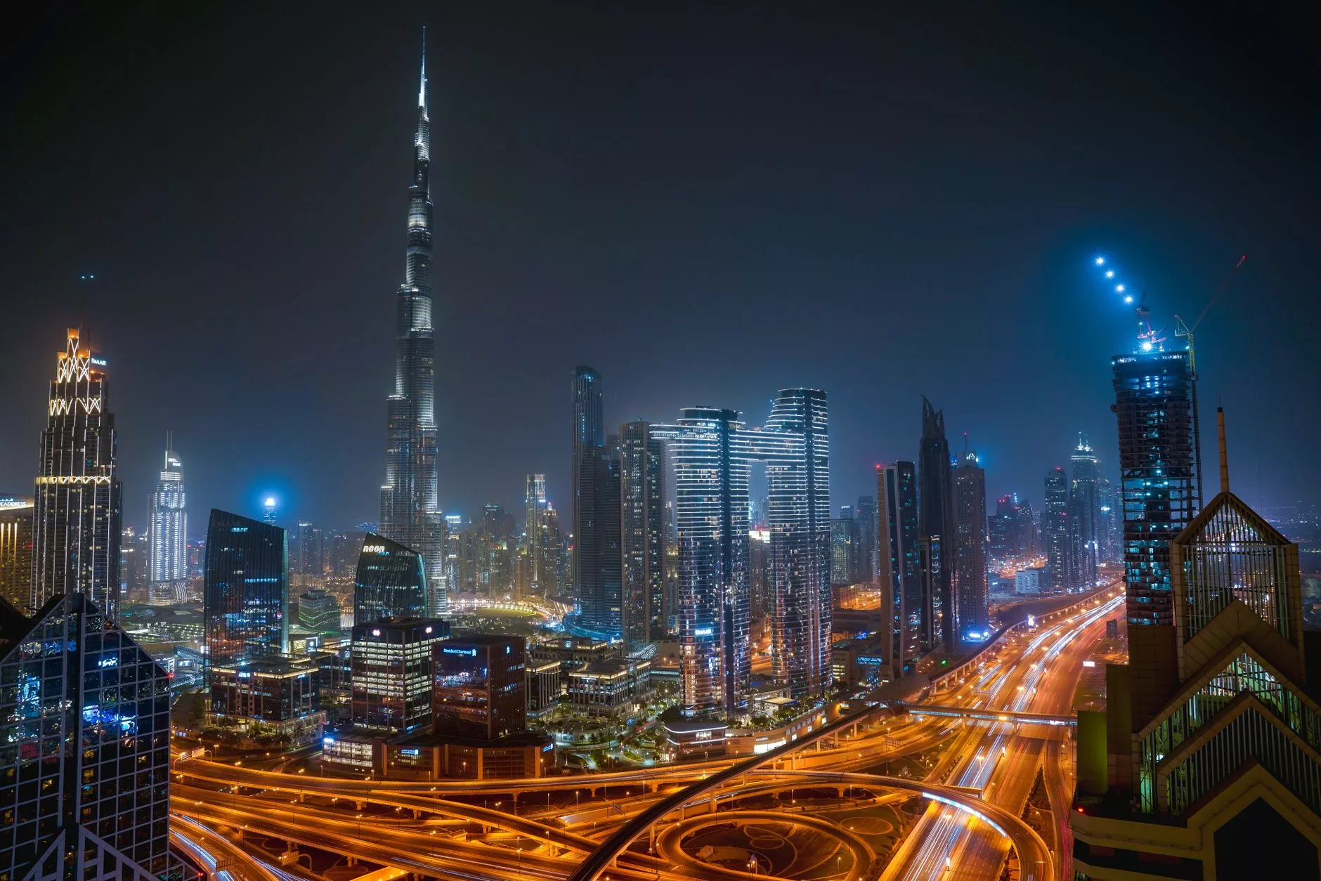 Dubai Burj Khalifa ve çevresindeki fütüristik şehir merkezi