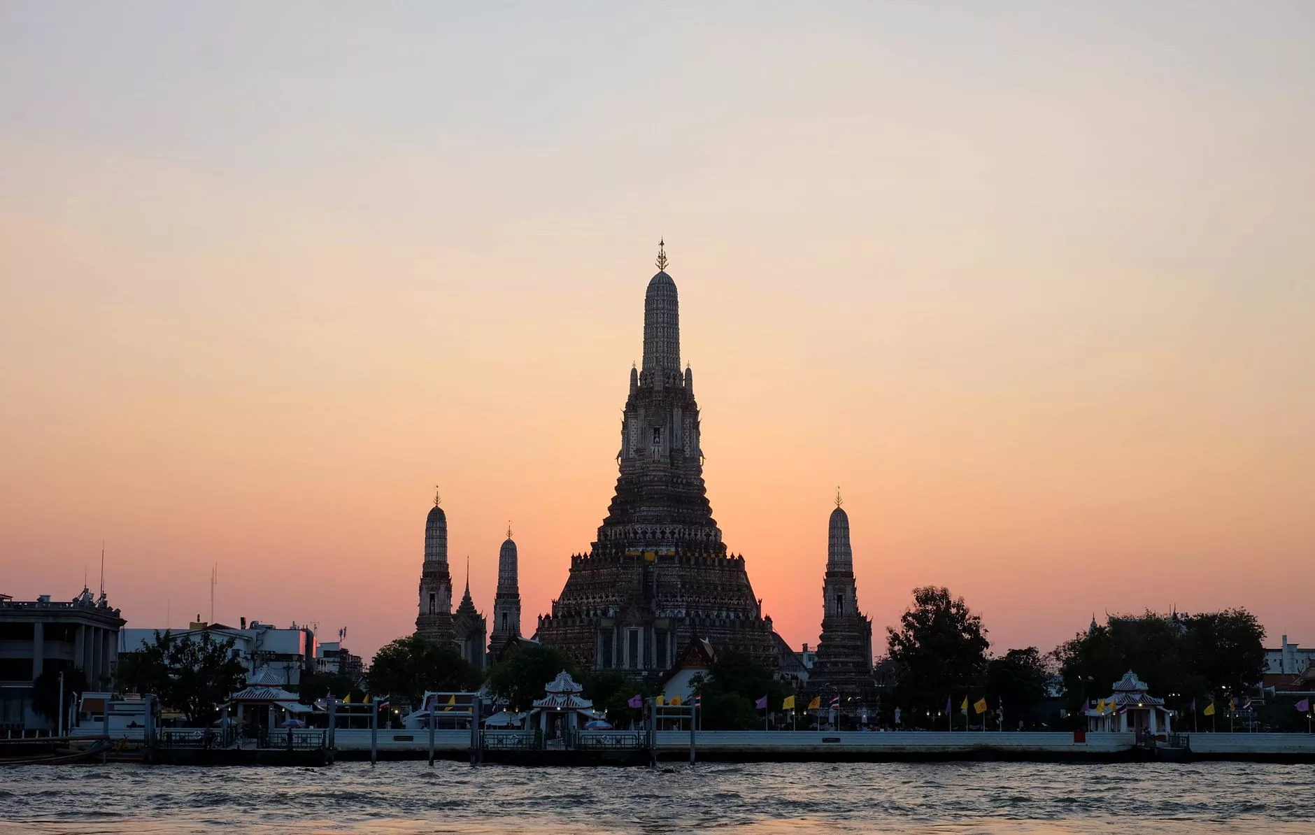 Bangkok Wat Arun tapınağı gün batımı manzarası