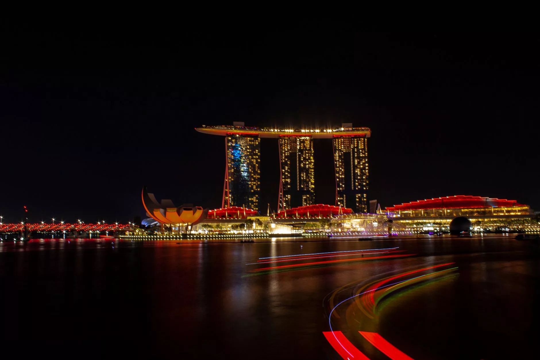 Singapur Marina Bay Sands gece görünümü