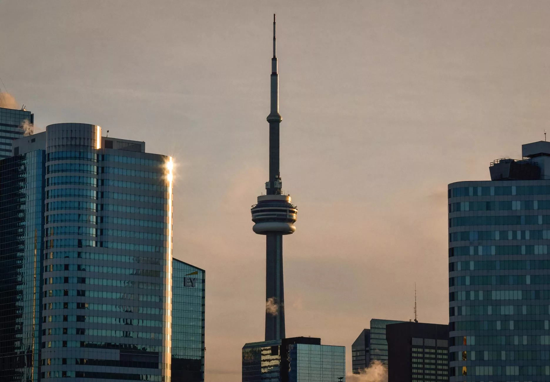 CN Tower ve çevresindeki gökdelenlerin gün batımındaki silüeti