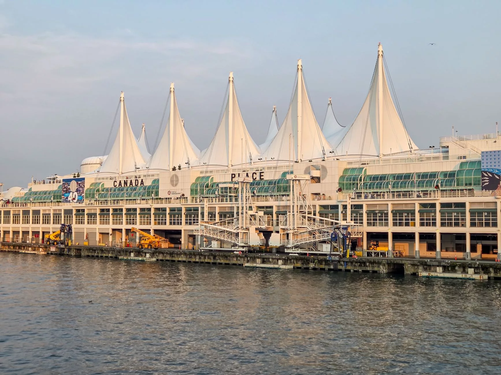 Vancouver Uluslararası Havalimanı terminal binası dış cephesi