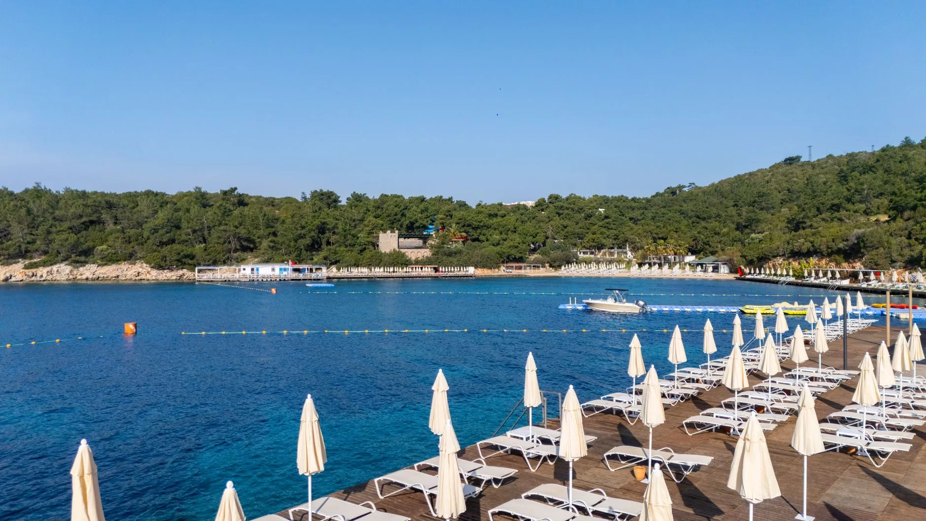 Bodrum Milas Havalimanı inişinde görünen turkuaz kıyı şeridi ve uçak kanadı