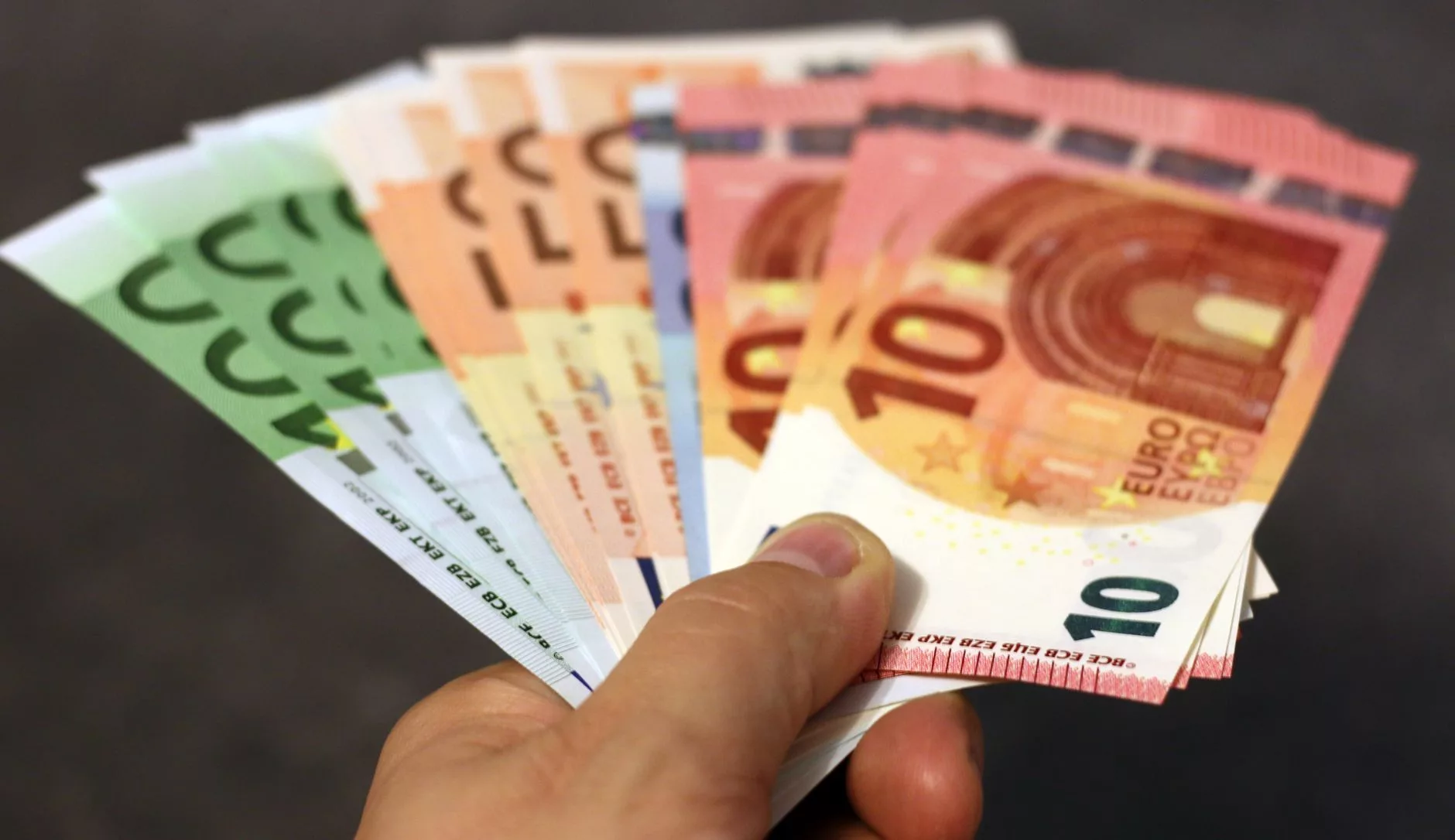 Uçuş Öncesi Yapılması Gereken 10 Şey + uçuş öncesi evden çıkarken prizleri kontrol eden bir kişi