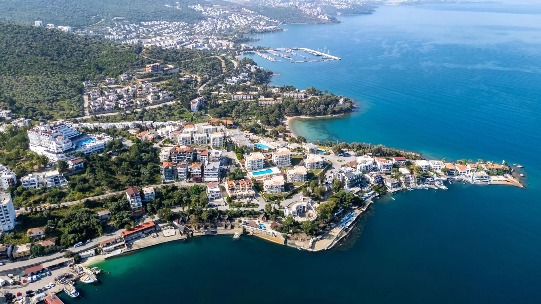 Milas-Bodrum Havalimanı pistine yaklaşırken görülen Ege denizi kıyıları ve zeytinlikler