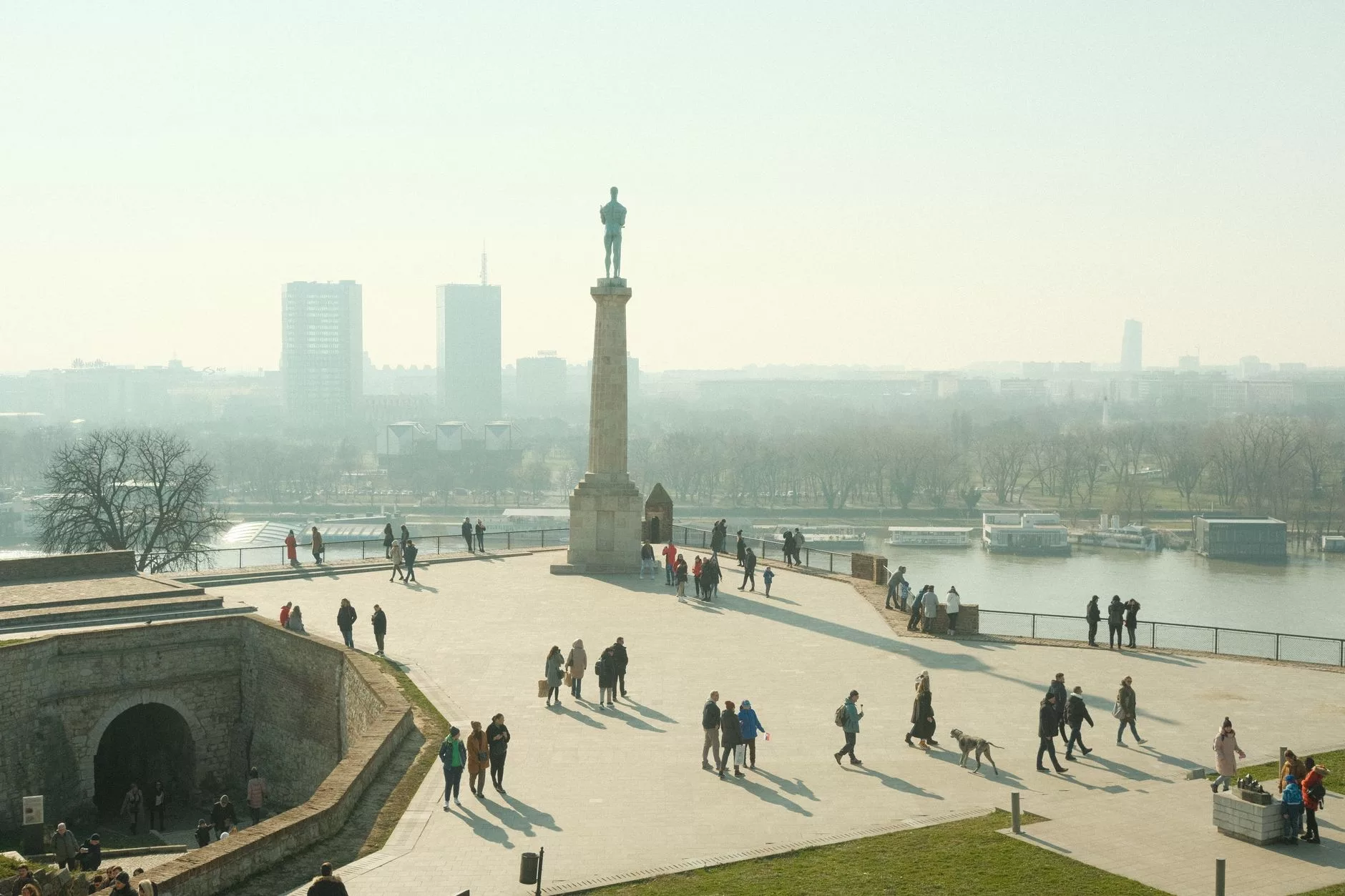 Belgrad Kalemegdan Parkı – sabah ışıkları altında tarihi kale duvarları