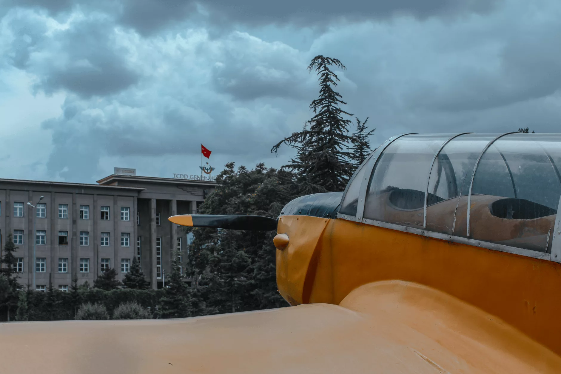 Skanderbeg Meydanı ve Tiran'ın renkli binaları üzerinden süzülen bir uçak