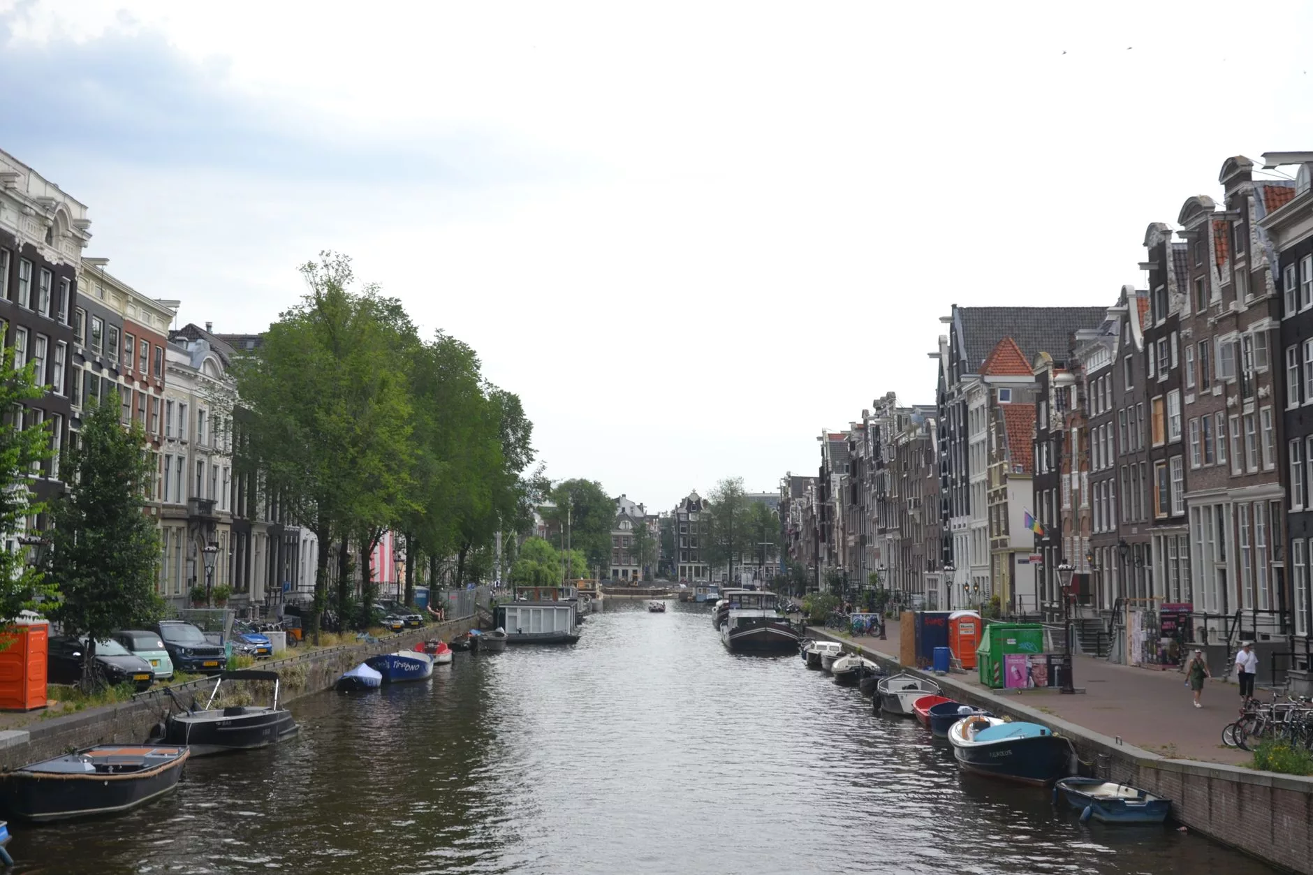Amsterdam kanalları üzerinde bisiklet süren yerel halk