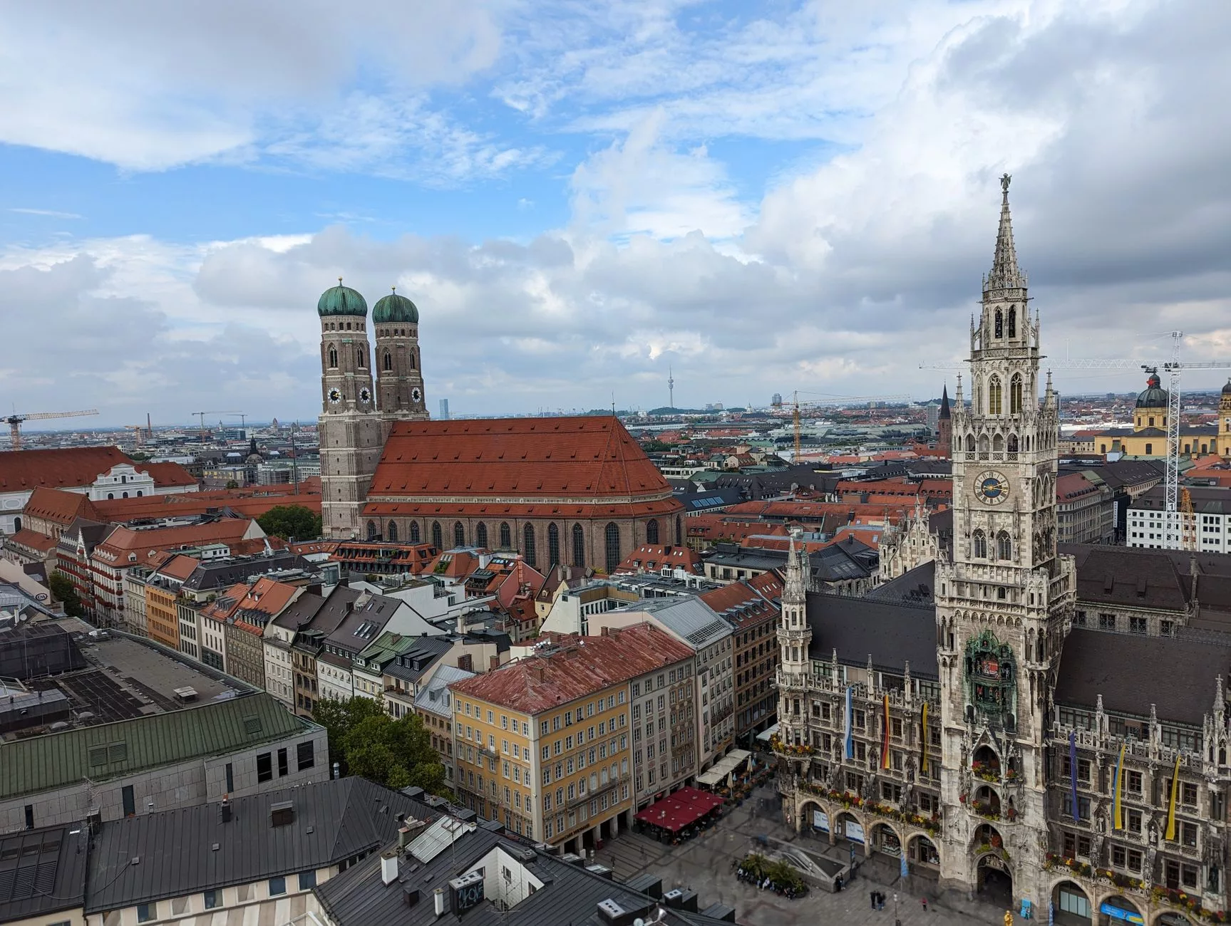 Münih Marienplatz meydanı ve Yeni Belediye Binası kulesi