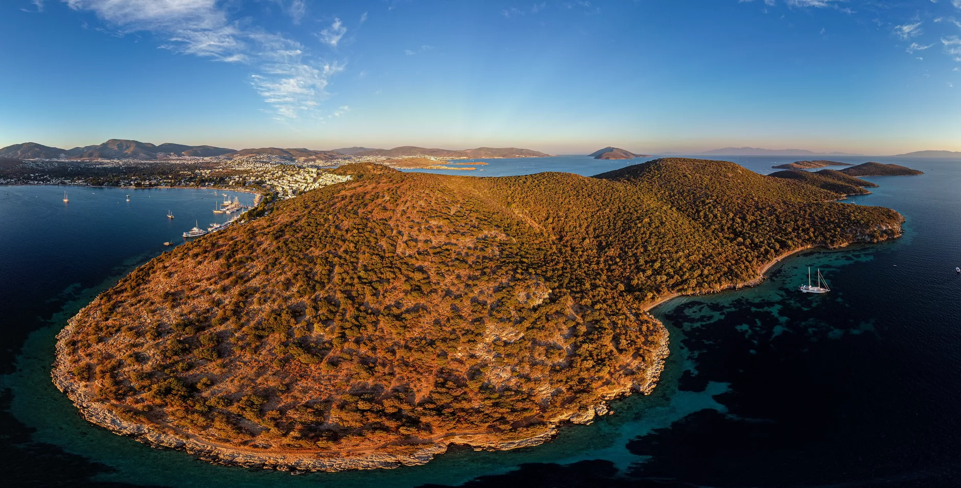Bodrum Milas Havalimanı dış hatlar pistine inen bir yolcu uçağı ve arkada güneşli Ege manzarası