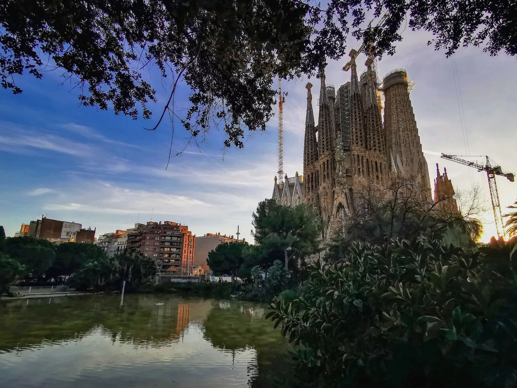 Barselona Sagrada Familia önünde yürüyen gezginler