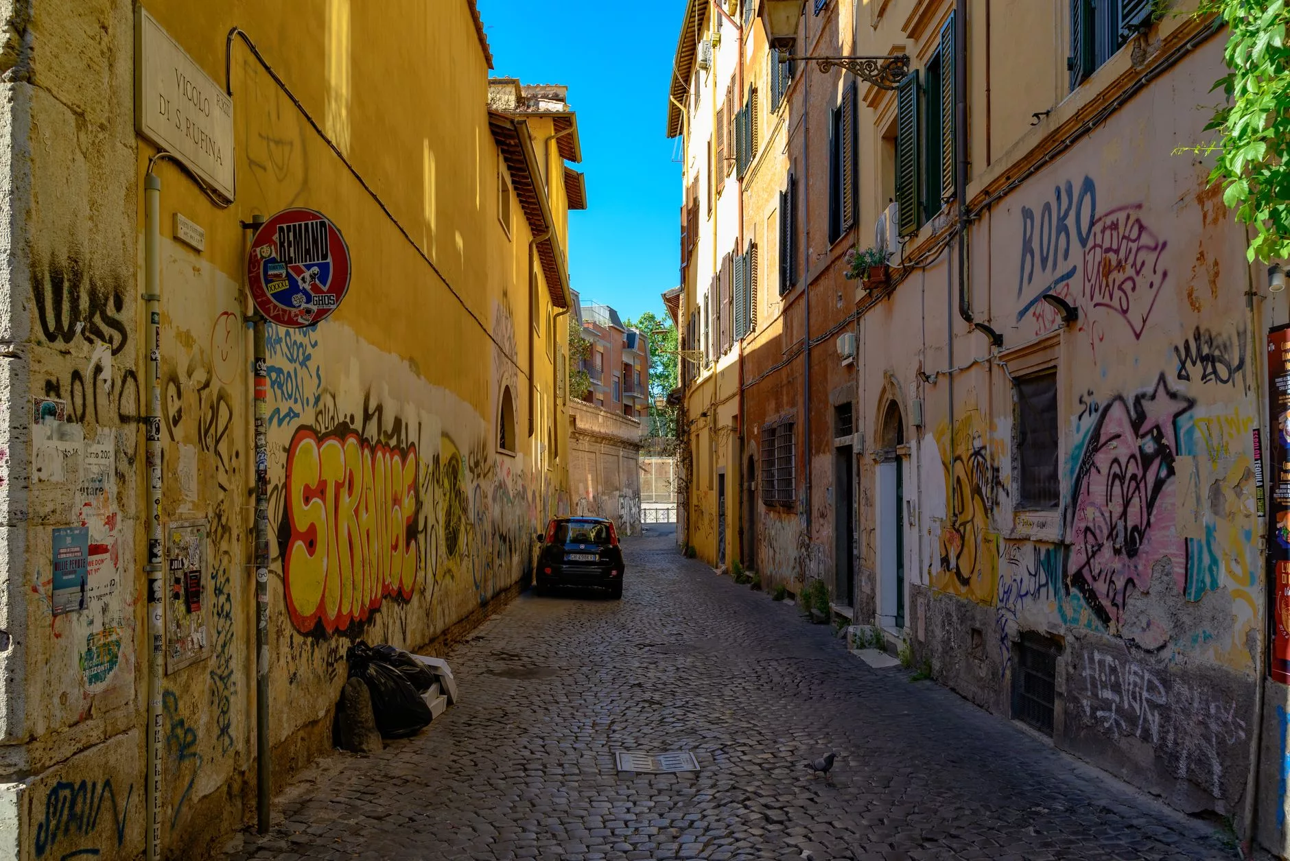 Roma Trastevere mahallesi dar sokak ve tarihi binalar