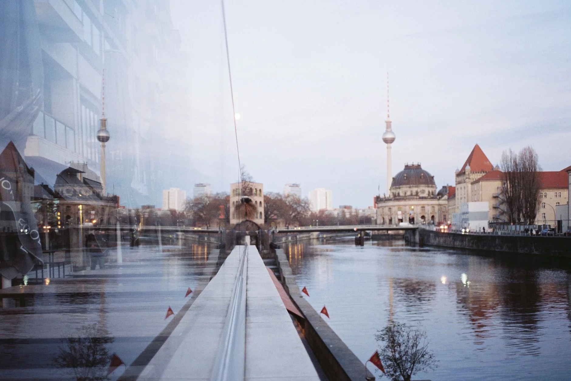 Berlin + Spree Nehri üzerinde bir köprü