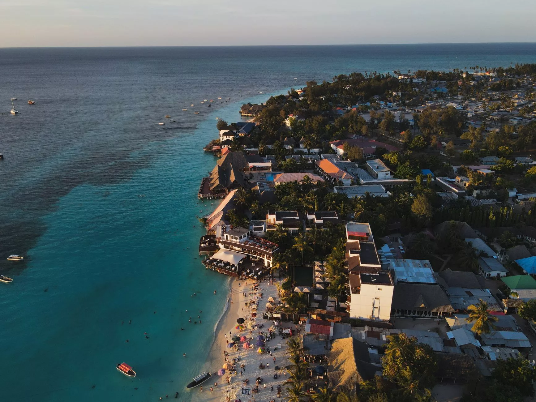 Zanzibar Nungwi sahili gün batımı ve ahşap tekneler