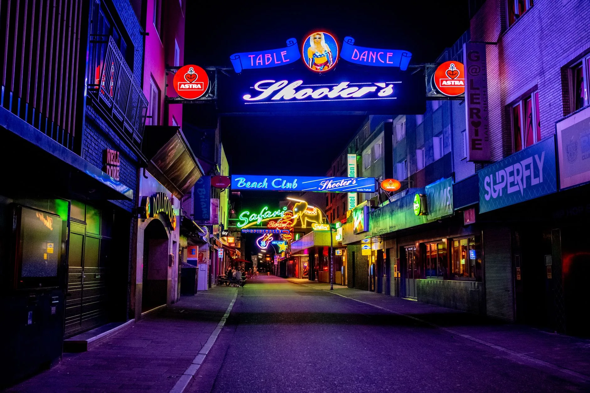 Tiran – Blloku gece kulübü önünde neon ışıklı sokak